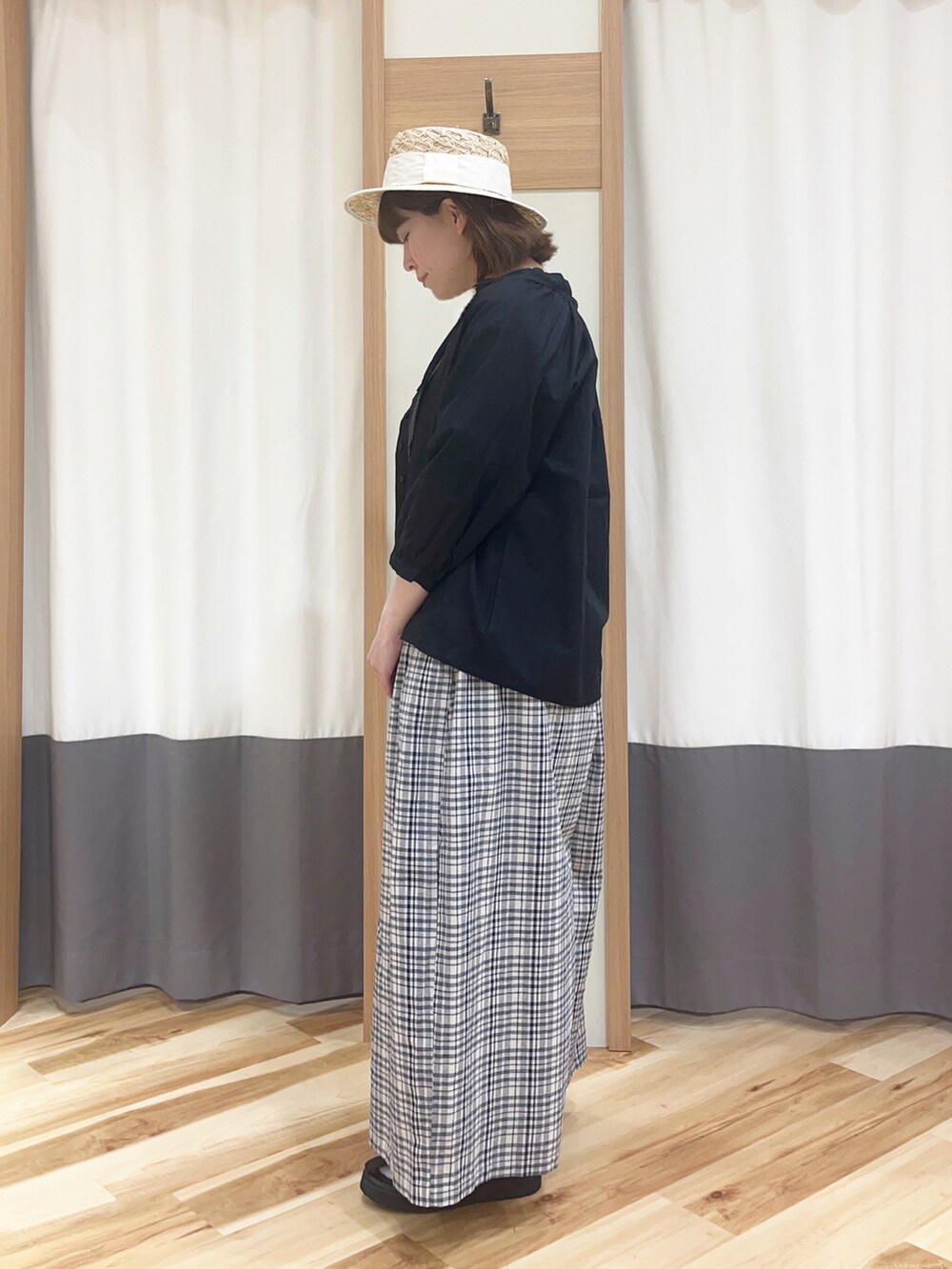 ホワイト系のTシャツ/カットソー、ブラック系のシャツ/ブラウス、ブルー系のその他パンツを着用したレディースの春コーディネートの3枚目の写真