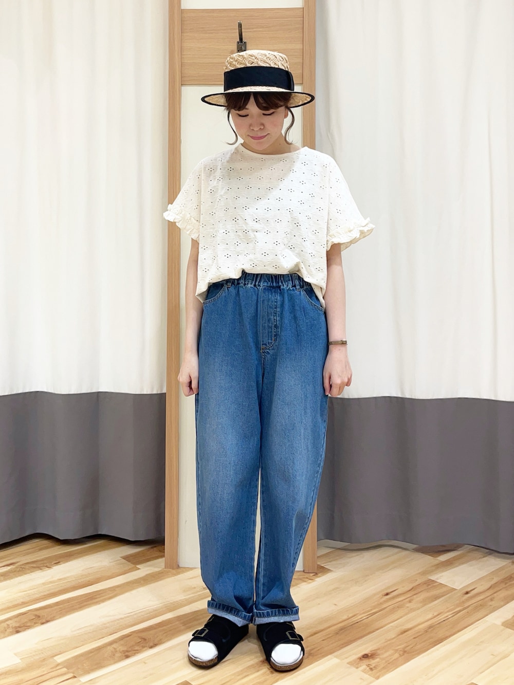 ホワイト系のTシャツ/カットソー、ブルー系のその他パンツ、ベージュ系のハンドバッグを着用したレディースの夏コーディネートの2枚目の写真