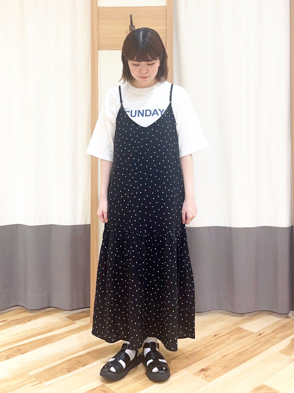 「Samansa Mos2、SM2、サマンサ モスモス(Samansa Mos2)、ゆるコーデ、ラクチンコーデ、シンプルスタイル、春夏コーデ、夏コーデ、カジュアルコーデ、キャミワンピース、ロゴT、低身長コーデ、おしゃれさんと繋がりたい、休日スタイル」｜「Samansa Mos2の【抗菌防臭】遊びたくなるカジュアルロゴT（Tシャツ/カットソー、ホワイト系）」を使った、㋐ ㋳ ㋕ さん（レディース・155cm）の春コーディネートの2枚目の写真