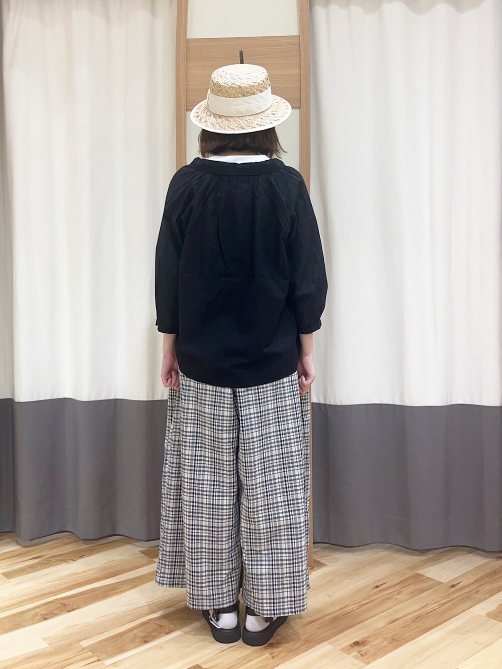 ホワイト系のTシャツ/カットソー、ブラック系のシャツ/ブラウス、ブルー系のその他パンツを着用したレディースの春コーディネートの2枚目の写真