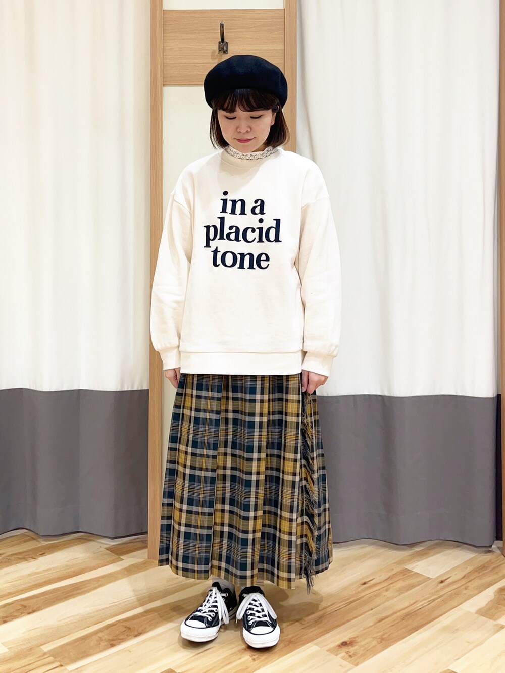 ホワイト系のTシャツ/カットソー、グリーン系のスカート、ブラック系のその他アウターを着用したレディースの冬コーディネートの2枚目の写真