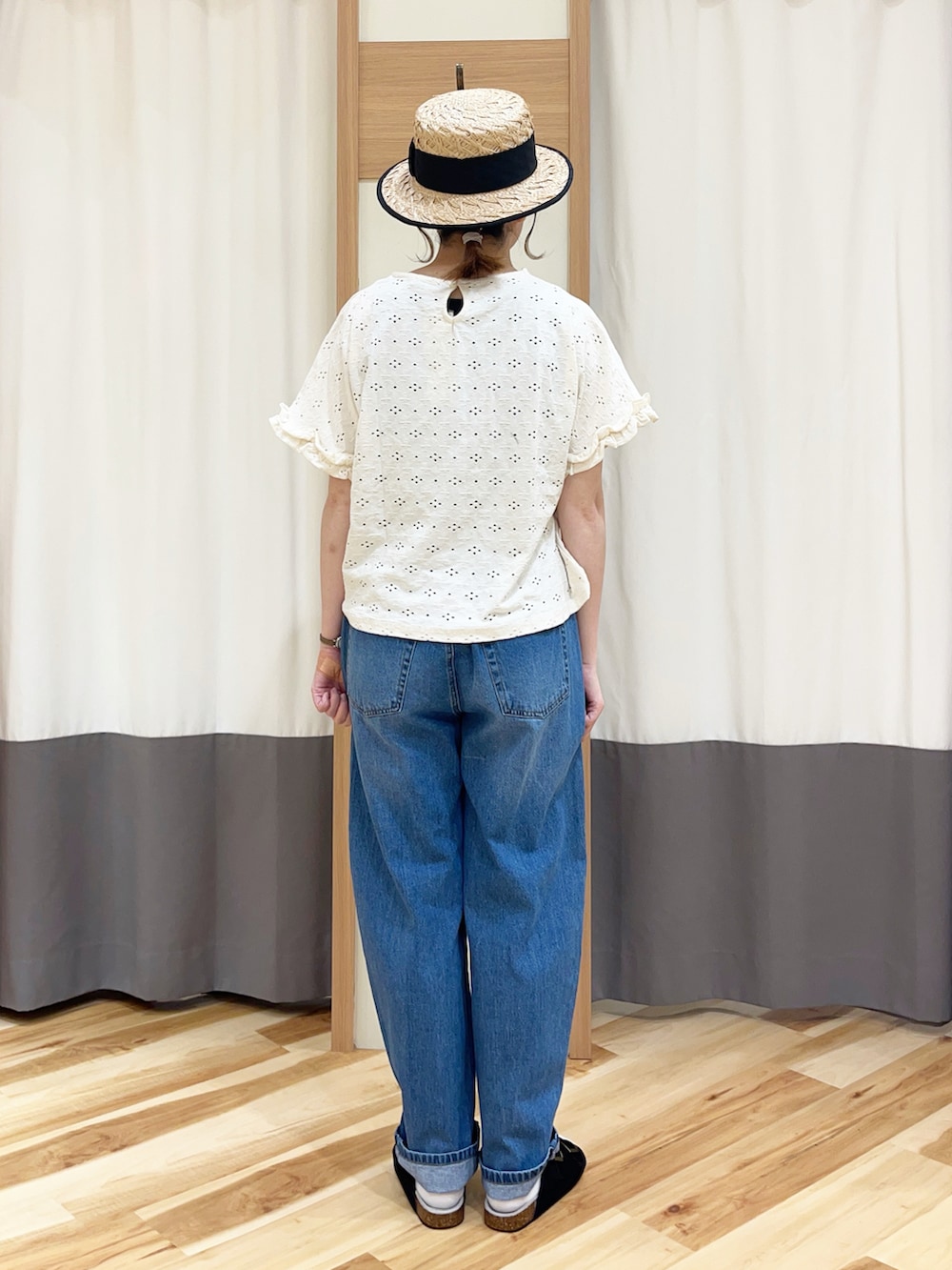 ホワイト系のTシャツ/カットソー、ブルー系のその他パンツ、ベージュ系のハンドバッグを着用したレディースの夏コーディネートの3枚目の写真