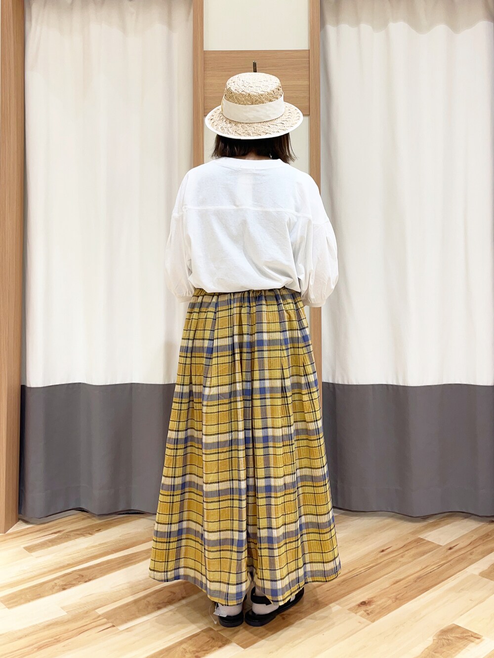 ホワイト系のTシャツ/カットソー、イエロー系のスカート、ホワイト系のハンドバッグを着用したレディースの春コーディネートの4枚目の写真