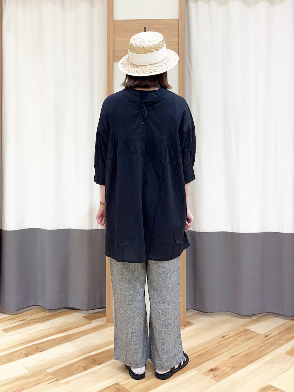 ブラック系のシャツ/ブラウス、グレー系のその他パンツ、ベージュ系のハンドバッグを着用したレディースの春コーディネートの4枚目の写真