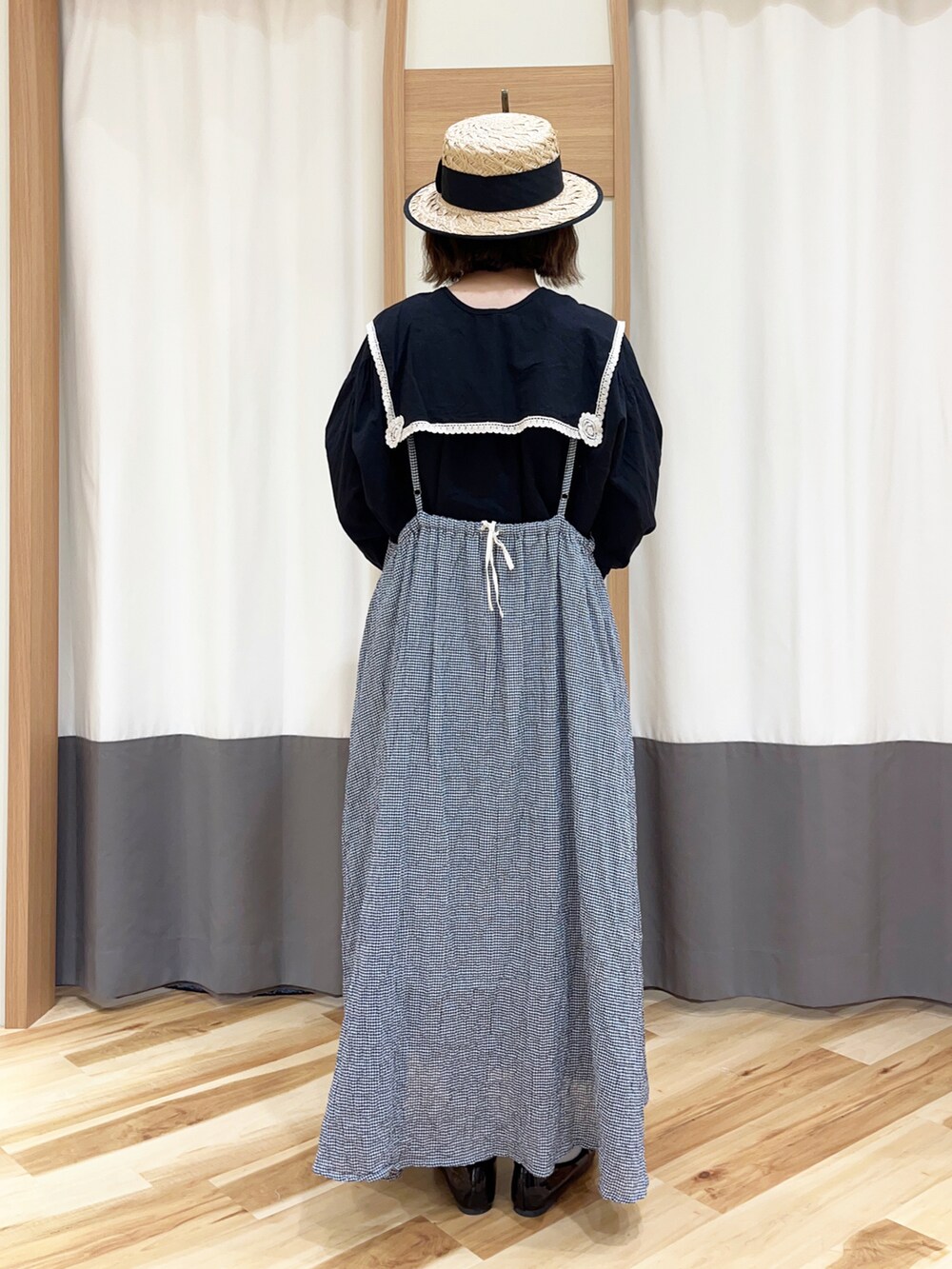 ブラック系のパンプス、ブラック系のシャツ/ブラウス、ブルー系のワンピースを着用したレディースの春コーディネートの2枚目の写真