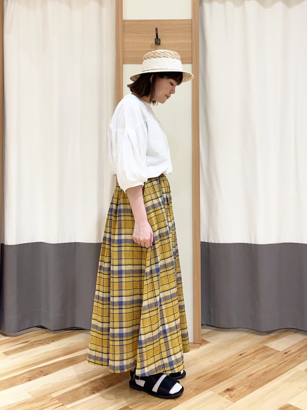 ホワイト系のTシャツ/カットソー、イエロー系のスカート、ホワイト系のハンドバッグを着用したレディースの春コーディネートの3枚目の写真