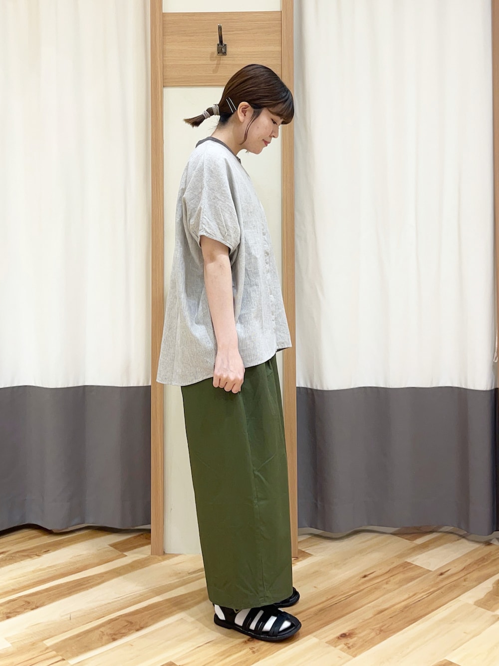 グレー系のシャツ/ブラウス、グリーン系のその他パンツを着用したレディースの夏コーディネートの2枚目の写真