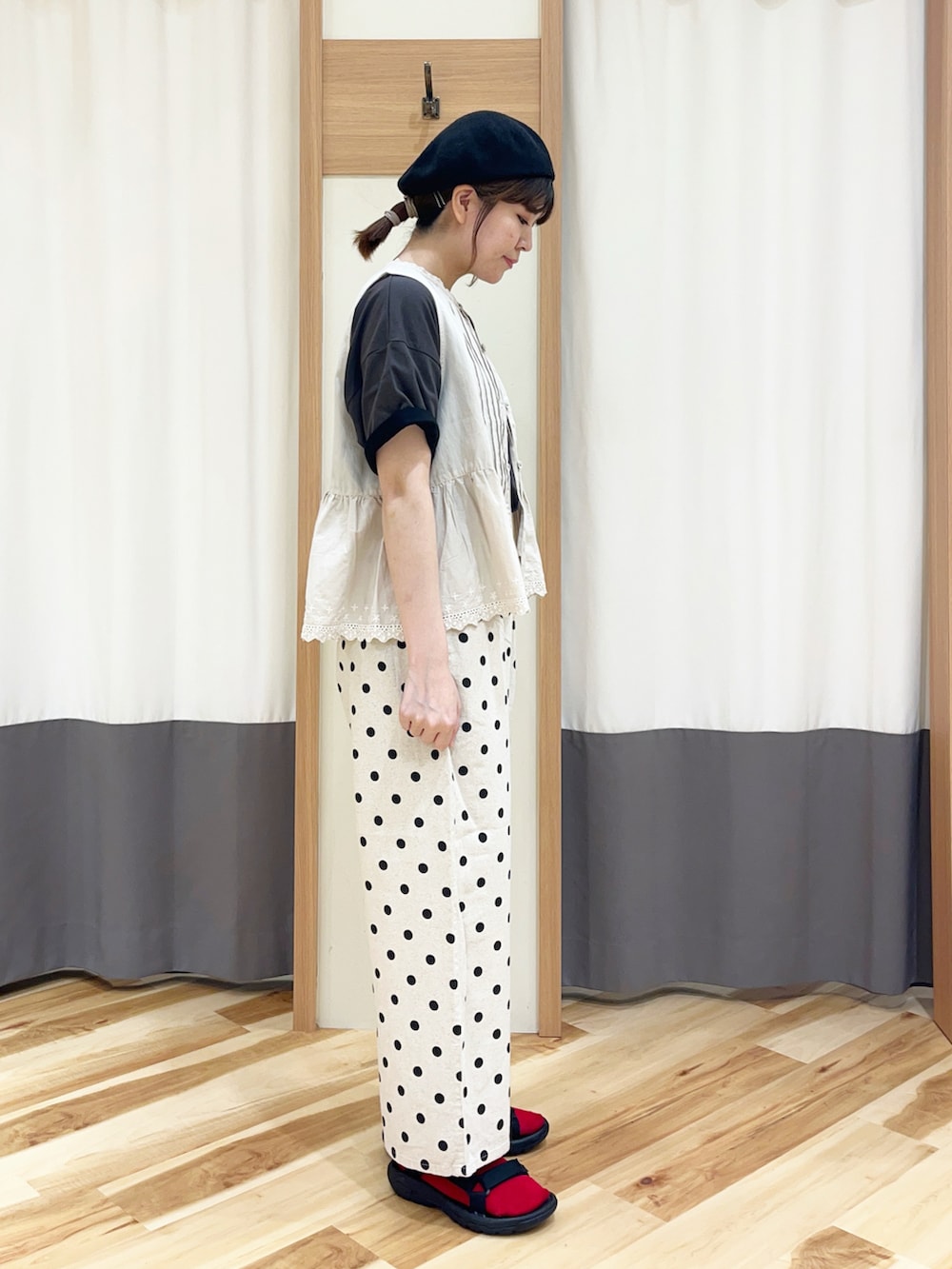 グレー系のTシャツ/カットソー、ホワイト系のベスト、ベージュ系のその他パンツを着用したレディースの夏コーディネートの2枚目の写真