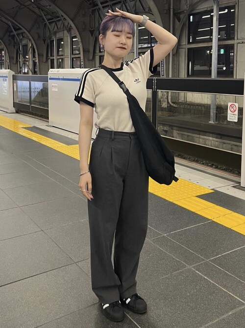 ADIDAS Tシャツ Mサイズ アディカラー ゆったり 半袖 希少黒 夏コーデ ADIDAS Tシャツ Sサイズ アディカラー ゆったり 半袖 希少黒 夏