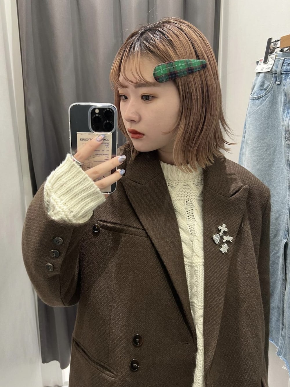 ブルー系のスニーカー、ホワイト系のニット/セーター、ブルー系のハンドバッグを着用したレディースの春コーディネートの2枚目の写真