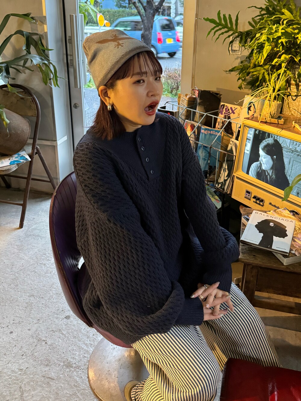 ブラウン系のブルゾン、ブルー系のニット/セーター、ブルー系のトートバッグを着用したレディースの春コーディネートの2枚目の写真