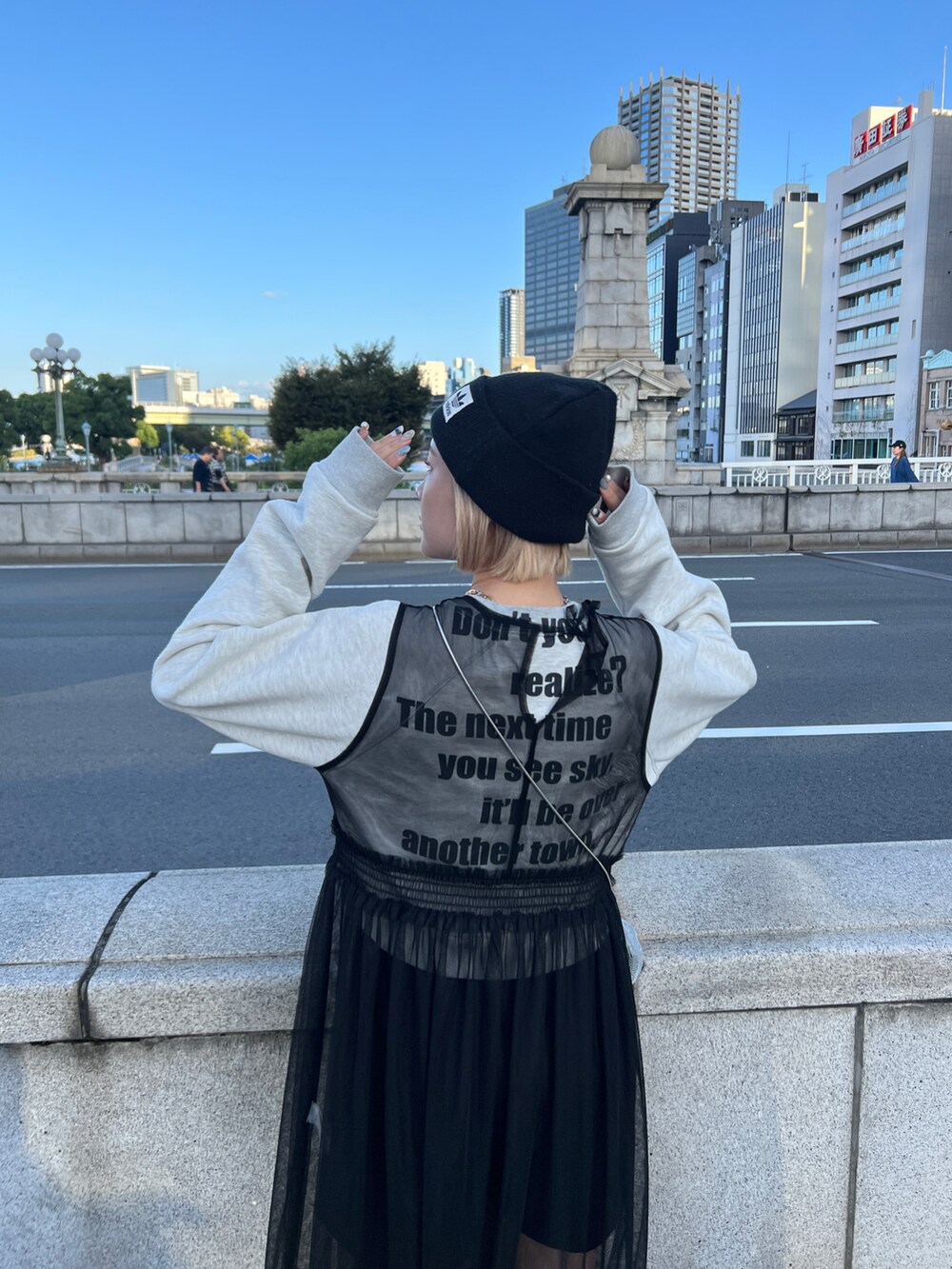 ブラック系のワンピース、グレー系のスウェット、ブラック系のブーツを着用したレディースの秋コーディネートの2枚目の写真