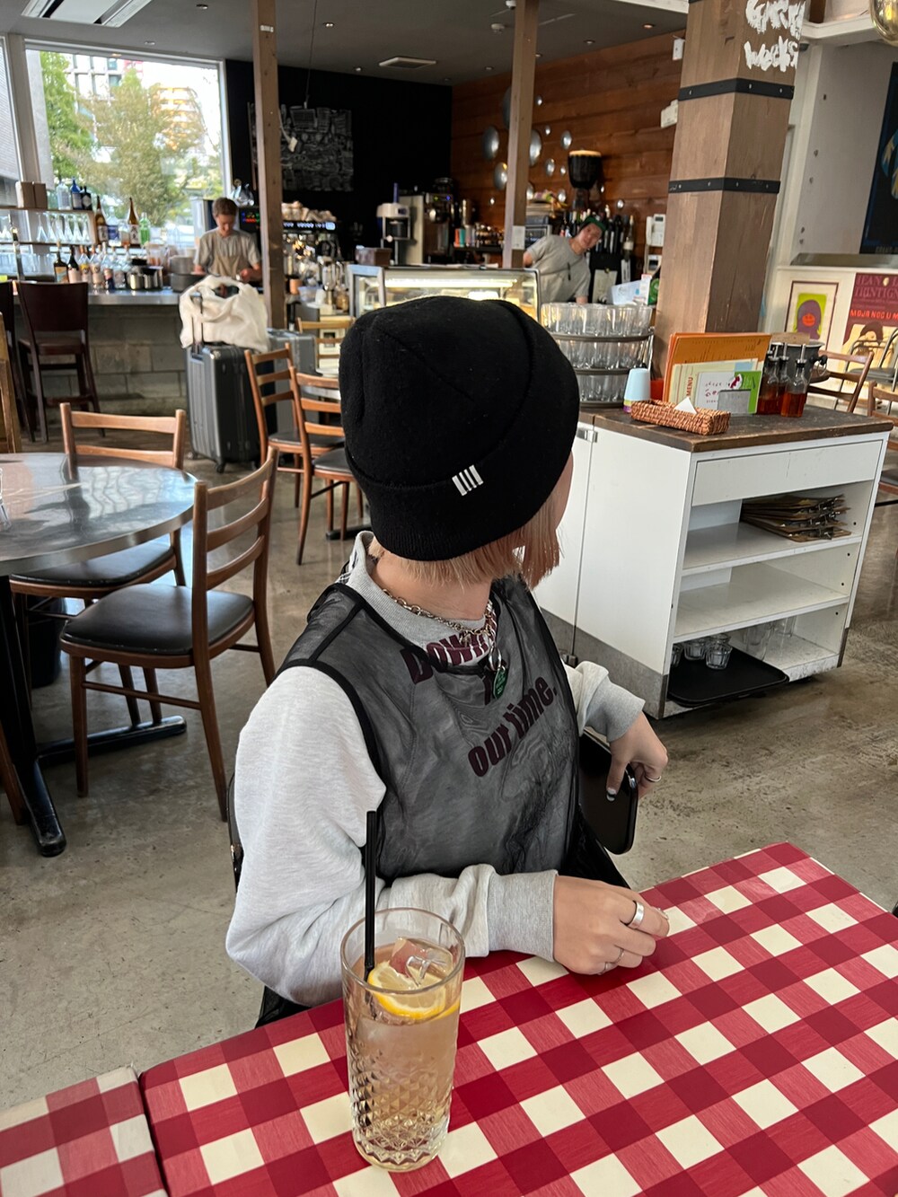 ブラック系のワンピース、グレー系のスウェット、ブラック系のブーツを着用したレディースの秋コーディネートの3枚目の写真