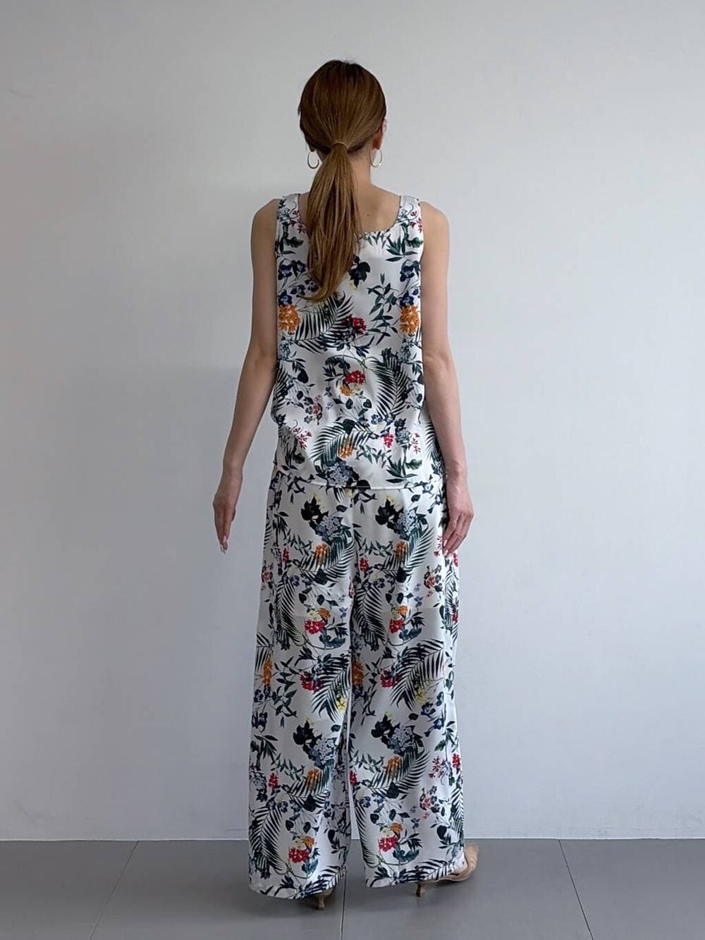 ホワイト系のタンクトップ、ホワイト系のその他パンツ、ベージュ系のパンプスを着用したレディースの冬コーディネートの2枚目の写真