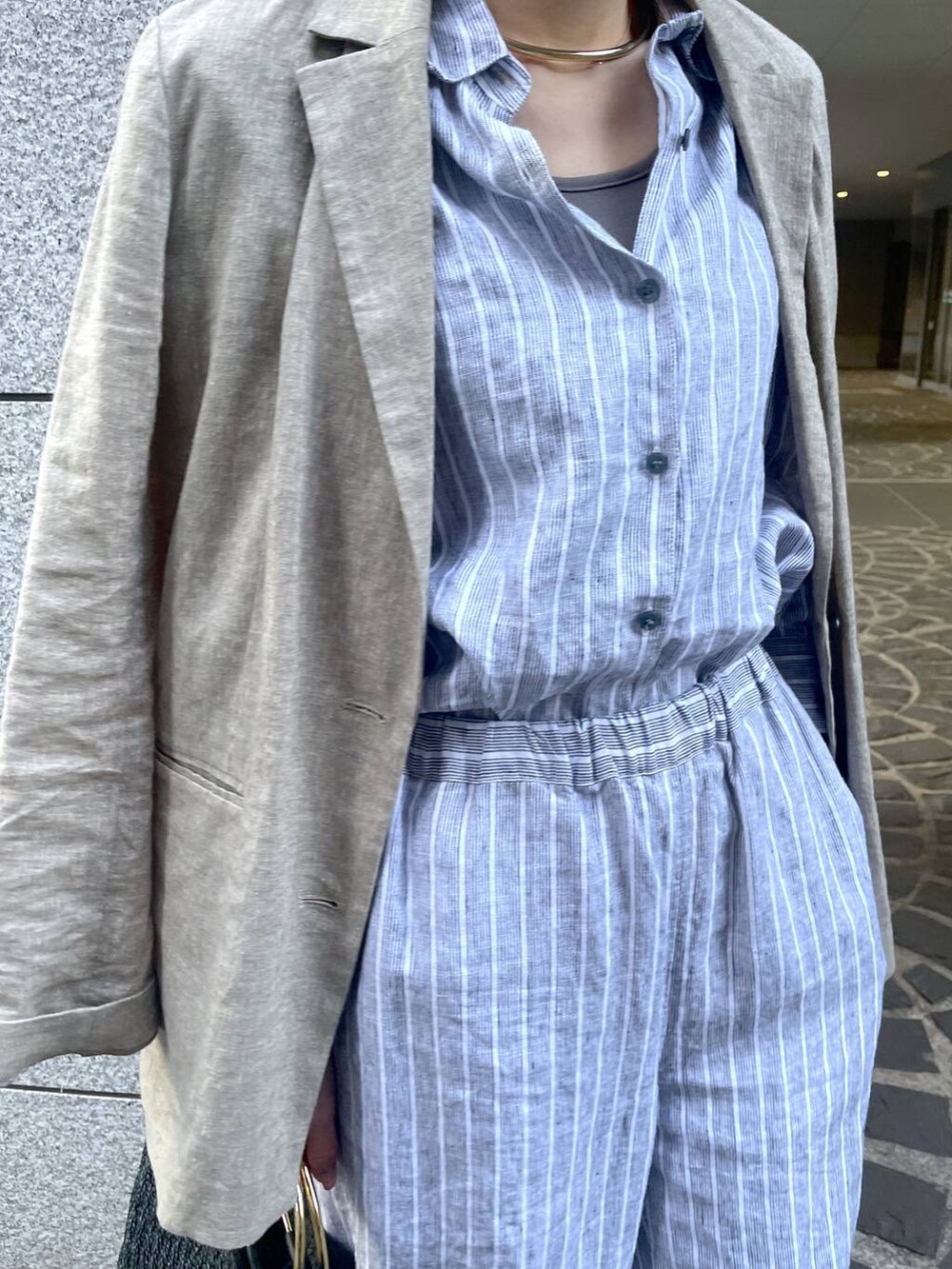 「ワントーン、高見え、ラフ、骨格ウェーブ、高身長、フェミニン、きれいめ、カジュアル、ウォッシャブル、BARNYARDSTORM、リネン・透けアイテム、シャツ、ワイドパンツ、ジャケット、セットアップ」|「BARNYARDSTORMのBARNYARDSTORM / 【スタイリスト若狭恵美さんご紹介アイテム】チョーカー(チョーカー、その他)」を使った、みかさん(レディース・174cm)の春コーディネートの5枚目の写真