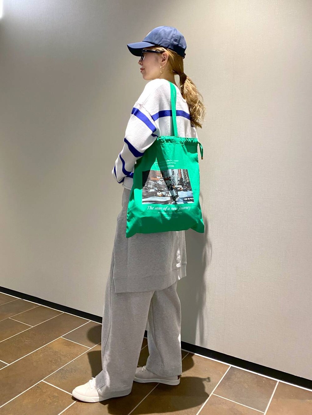 「ワントーン、高見え、ラフ、骨格ウェーブ、高身長、フェミニン、きれいめ、カジュアル、ウォッシャブル、メガネ、BARNYARDSTORM、メガネ女子、スウェット、スウェットパンツ、セットアップ」｜「BARNYARDSTORMのBARNYARDSTORM / UVカットラウンドグラス（メガネ、ブラック系）」を使った、みかさん（レディース・174cm）の冬コーディネートの3枚目の写真