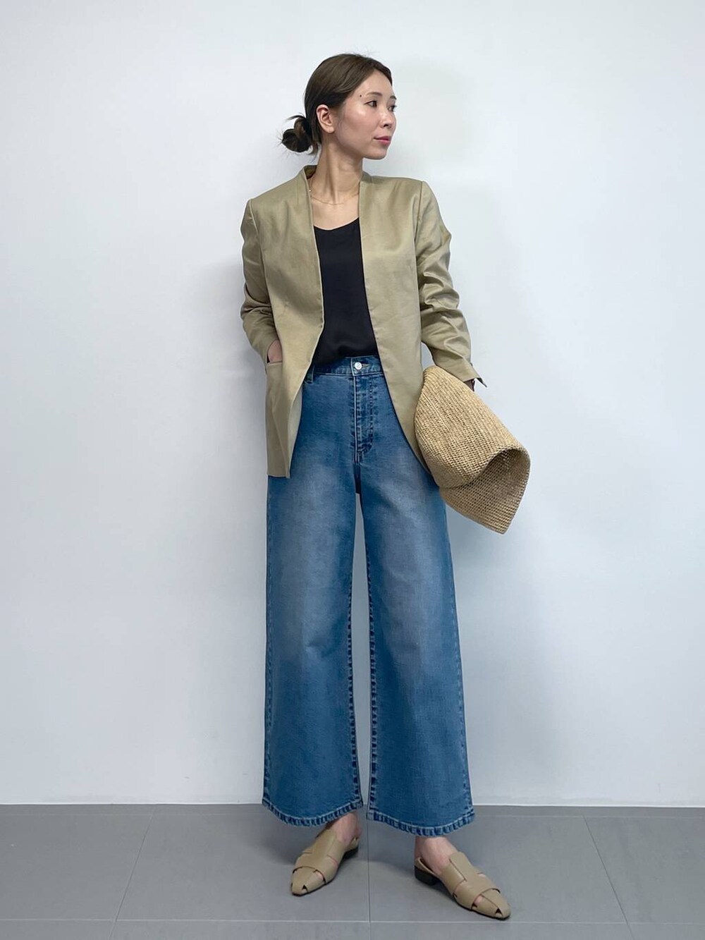 「ウォッシャブル、BARNYARDSTORM、デニムパンツ、ワイドパンツ、ジャケット、ワントーン、高見え、ラフ、骨格ウェーブ、高身長、きれいめ、カジュアル」｜「surtのBARNYARDSTORM / 【SURT】ルーズシルエットデニム【WEB限定サイズL】（デニムパンツ、ブルー系）」を使った、みかさん（レディース・174cm）の春コーディネートの4枚目の写真