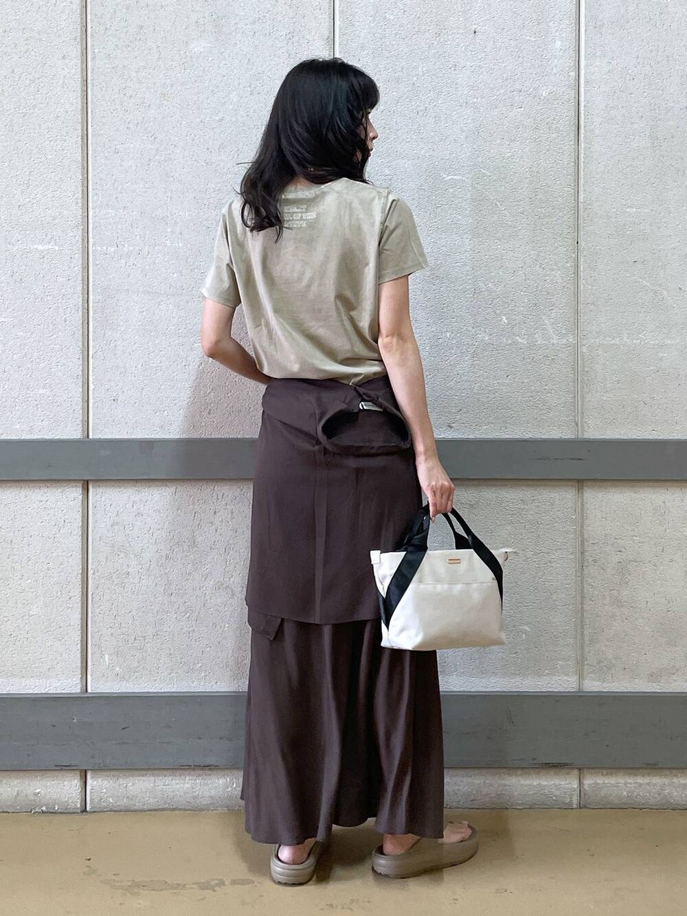 ホワイト系のトートバッグ、ブラウン系のシャツ/ブラウス、イエロー系のTシャツ/カットソーを着用したレディースの夏コーディネートの4枚目の写真