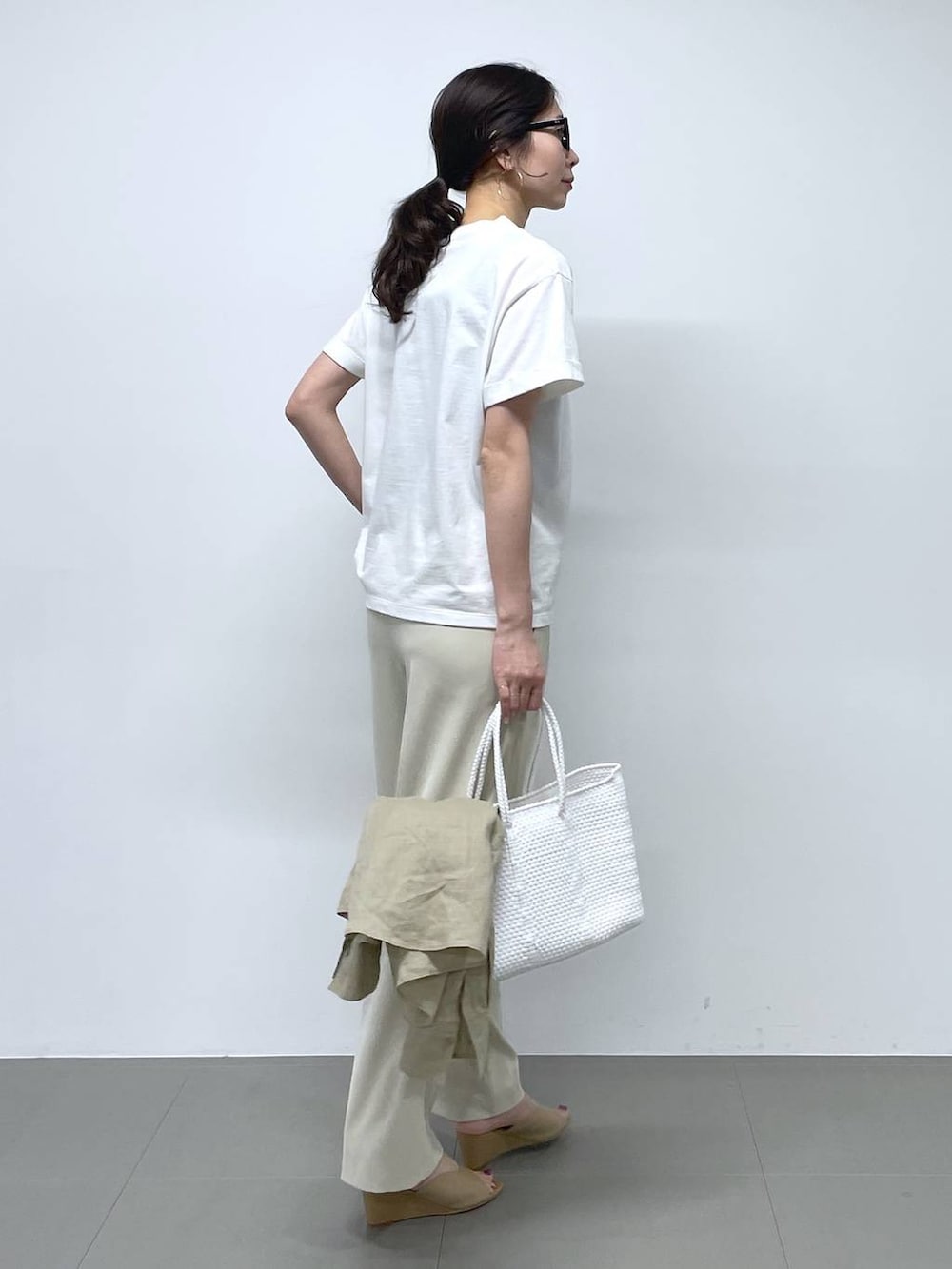 「ワイドパンツ、ワントーン、高見え、ラフ、高身長、きれいめ、カジュアル、ウォッシャブル、メガネ、BARNYARDSTORM、メガネ女子、Tシャツ」|「BARNYARDSTORMのBARNYARDSTORM / UVカットラウンドグラス(メガネ、ブラック系)」を使った、みかさん(レディース・174cm)の春コーディネートの2枚目の写真
