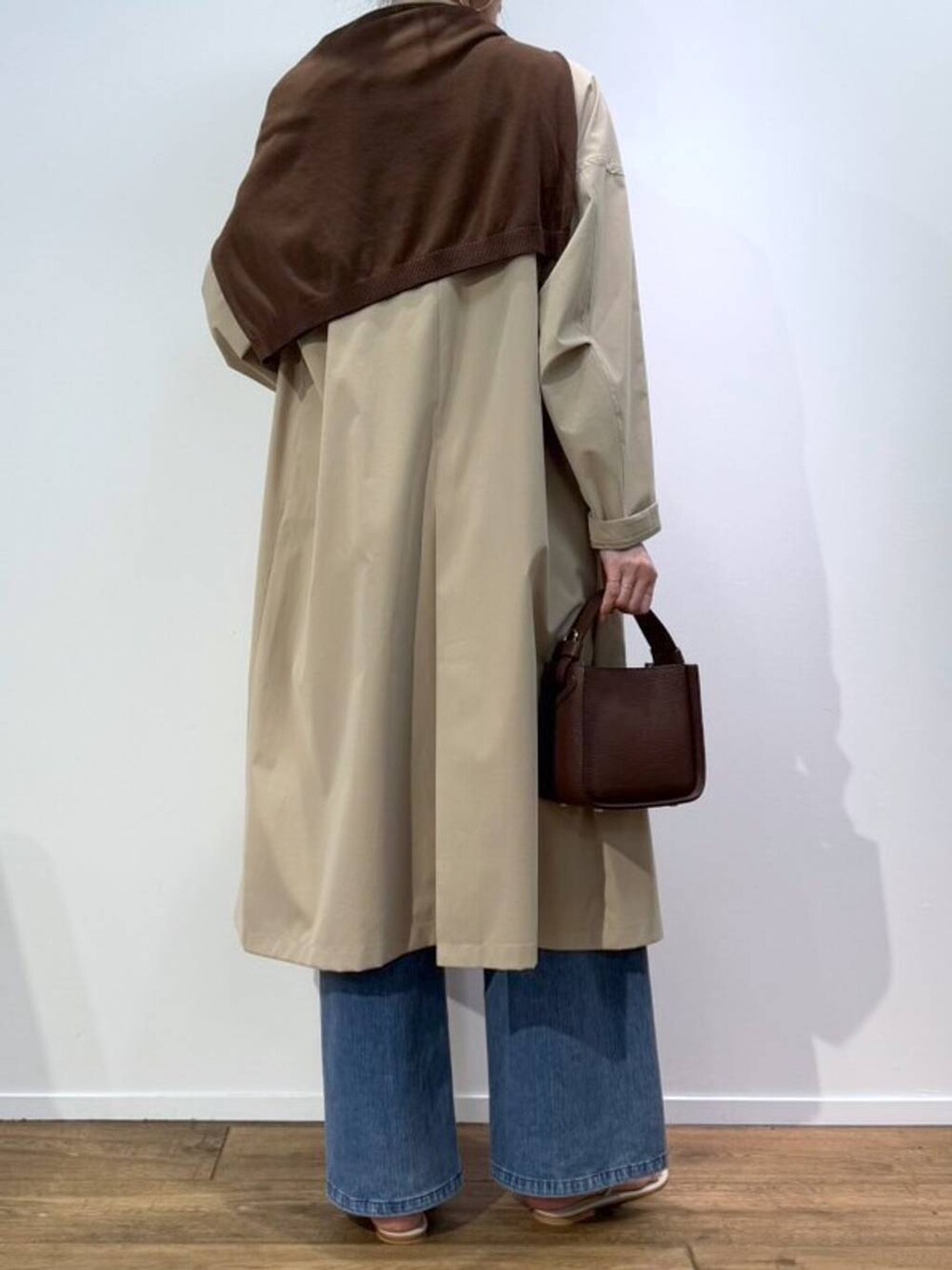 「ワントーン、高見え、ラフ、骨格ウェーブ、高身長、フェミニン、きれいめ、カジュアル、ウォッシャブル、BARNYARDSTORM、デニムパンツ、ワイドパンツ、カーディガン、アンサンブル」｜「BARNYARDSTORMのBARNYARDSTORM /【CONTIGO】レザーショルダー（ハンドバッグ、ブラウン系）」を使った、みかさん（レディース・174cm）の冬コーディネートの3枚目の写真