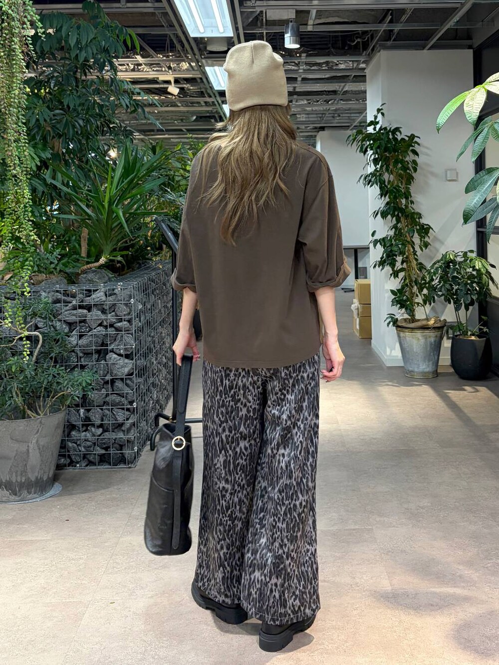 ブラック系のトートバッグ、ブラウン系のTシャツ/カットソーを着用したレディースの秋コーディネートの3枚目の写真