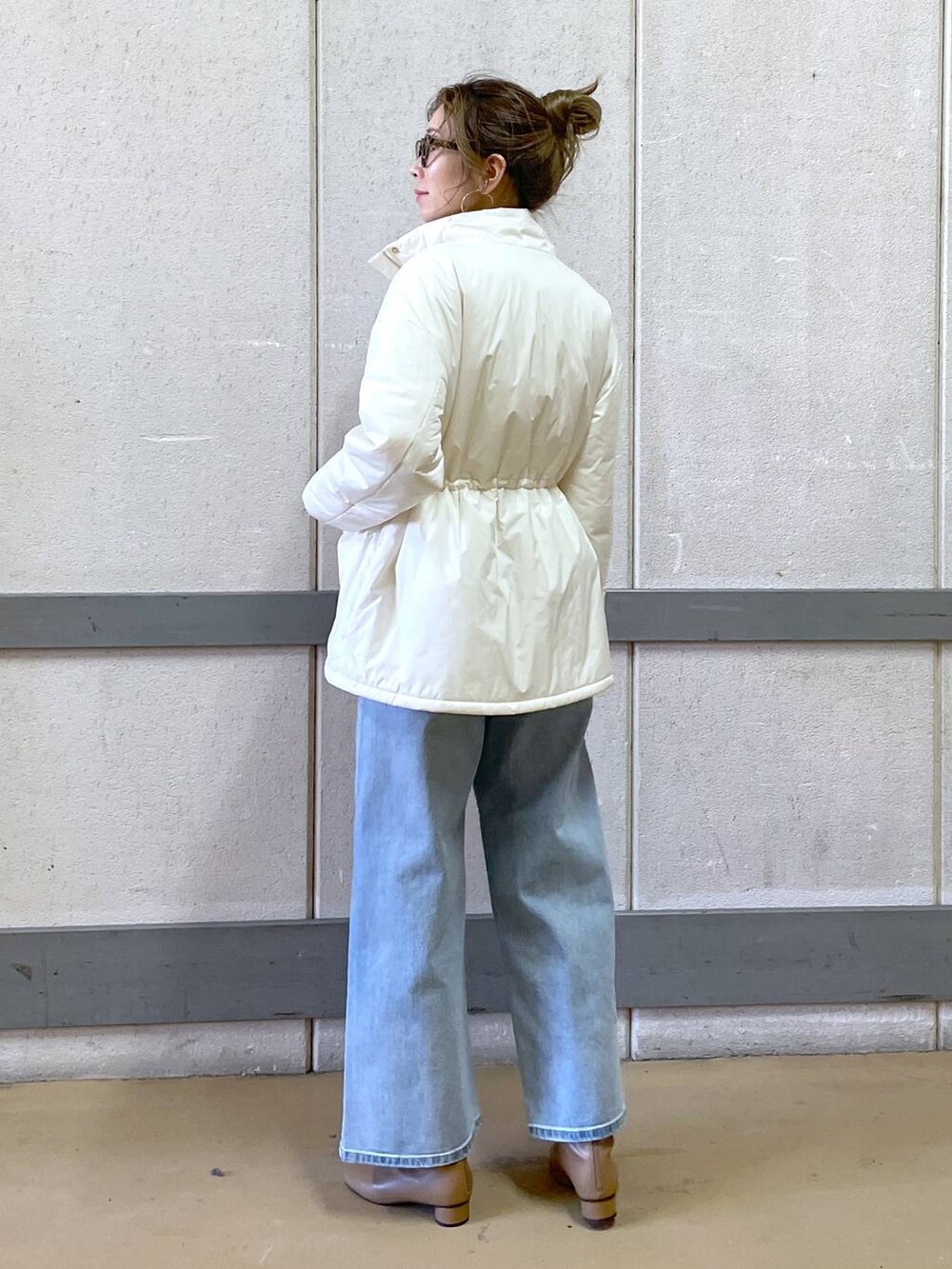 「ワントーン、高見え、ラフ、骨格ウェーブ、高身長、フェミニン、きれいめ、カジュアル、ウォッシャブル、メガネ、BARNYARDSTORM、メガネ女子、アウター、ロンT、デニムパンツ」｜「BARNYARDSTORMのBARNYARDSTORM / UVカットラウンドグラス（メガネ、ブラック系）」を使った、みかさん（レディース・174cm）の冬コーディネートの2枚目の写真