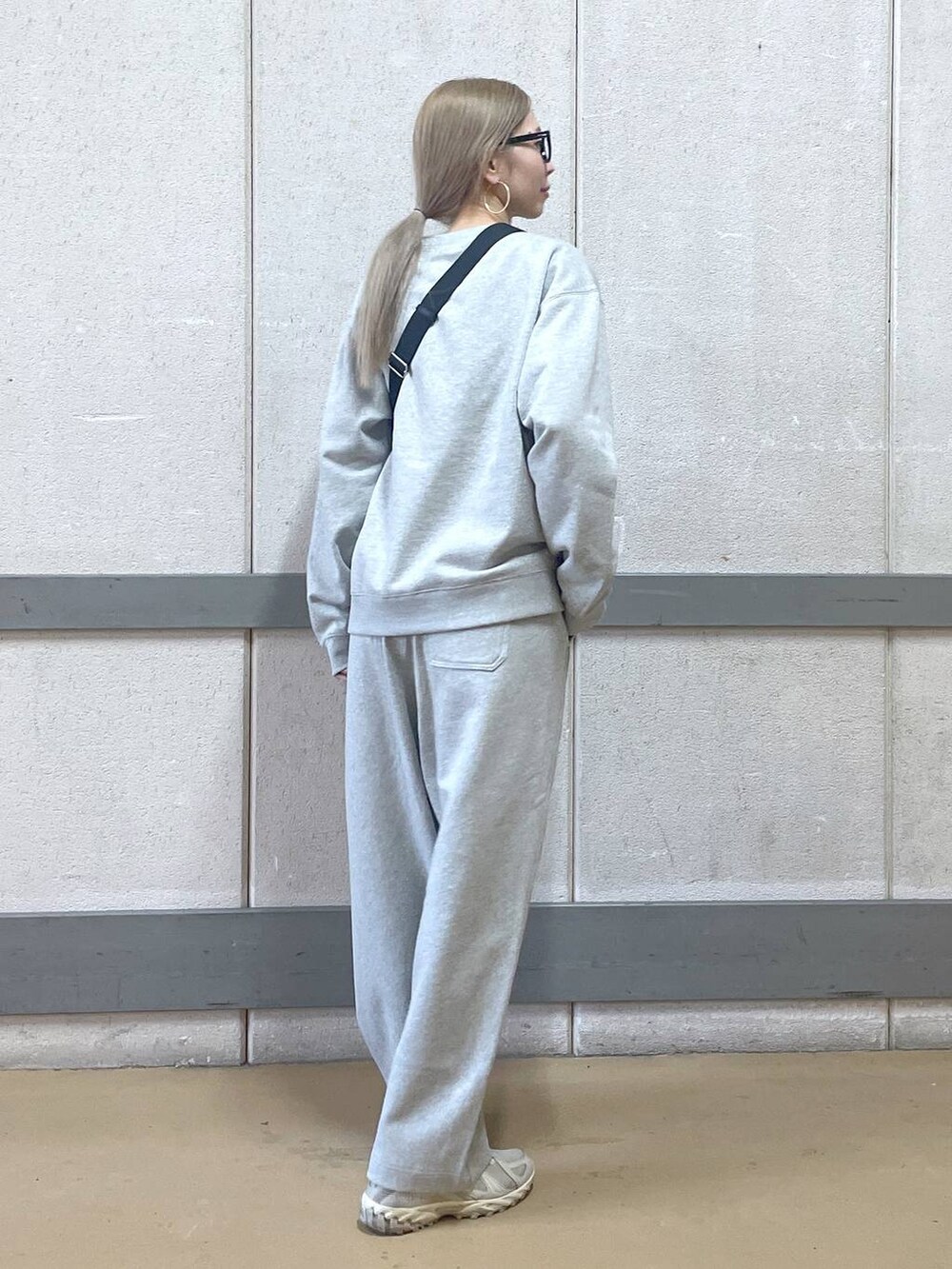 「メガネ女子、セットアップ、スウェット、スウェットパンツ、ワントーン、高見え、ラフ、骨格ウェーブ、高身長、きれいめ、カジュアル、ウォッシャブル、メガネ、BARNYARDSTORM」｜「BARNYARDSTORMのBARNYARDSTORM / UVカットラウンドグラス（メガネ、ブラック系）」を使った、みかさん（レディース・174cm）の冬コーディネートの2枚目の写真