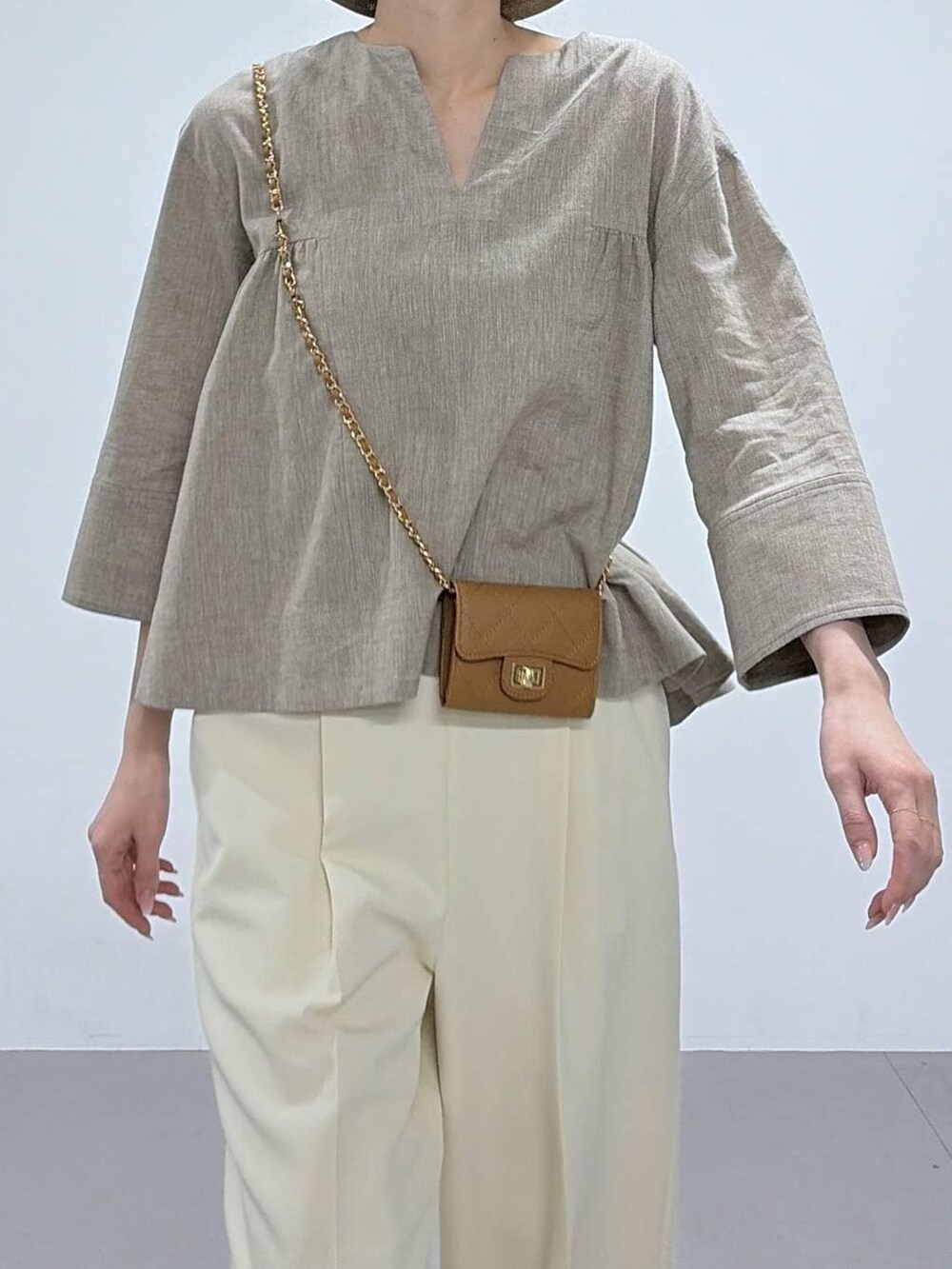 ベージュ系のシャツ/ブラウスを着用したレディースの冬コーディネートの4枚目の写真