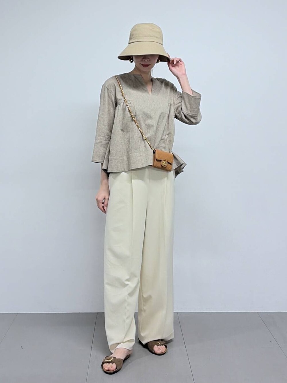 ベージュ系のシャツ/ブラウスを着用したレディースの冬コーディネートの3枚目の写真