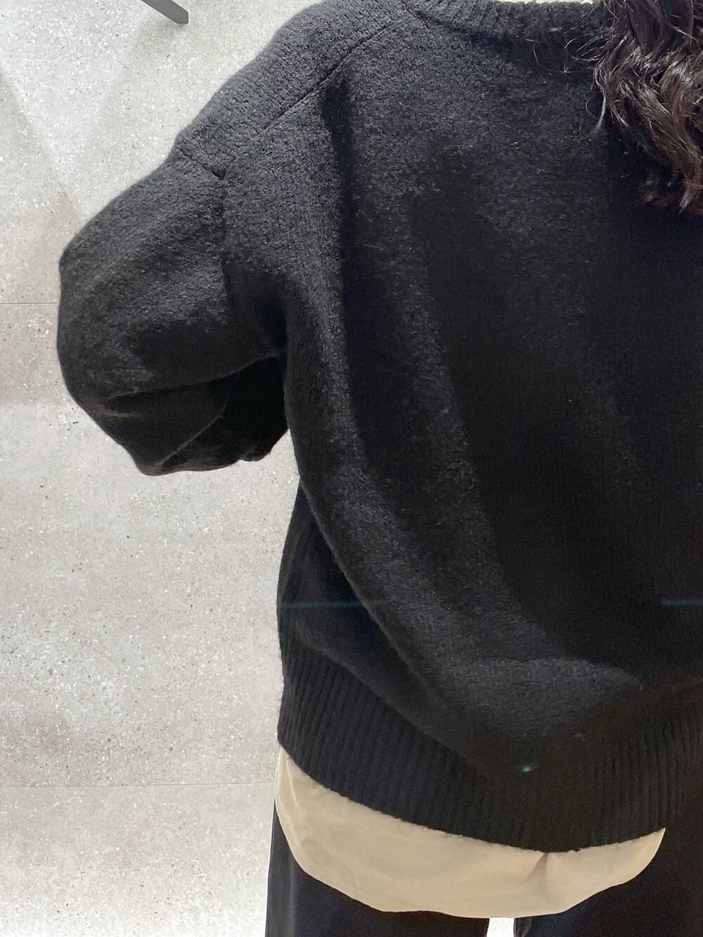 ブラック系のボストンバッグ、ベージュ系のシャツ/ブラウス、ブラック系のデニムパンツを着用したレディースの秋コーディネートの7枚目の写真