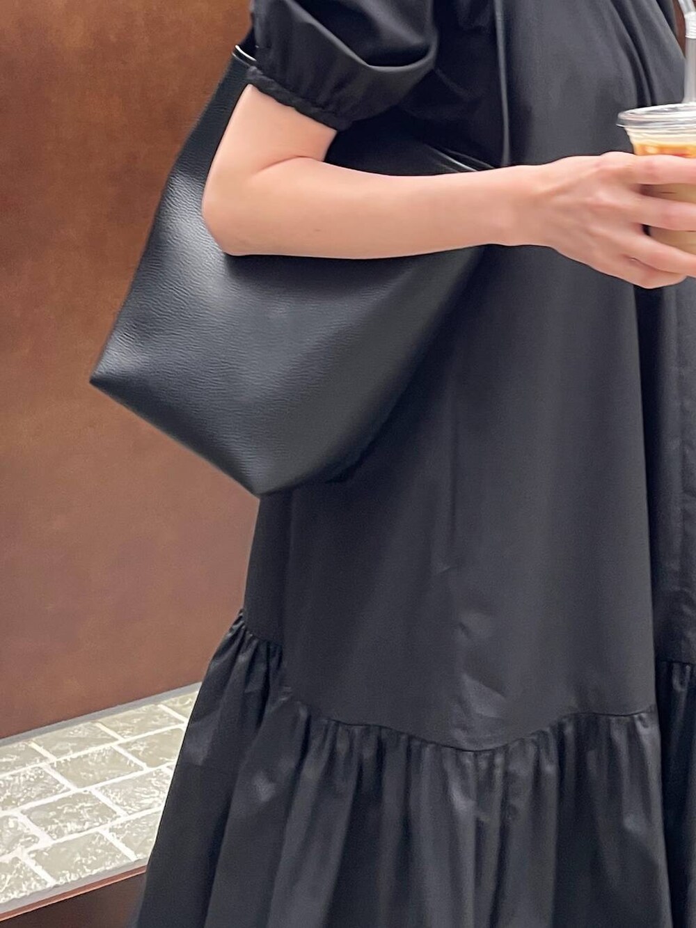 その他のサンダル、ブラック系のワンピース、ブラック系のタンクトップを着用したレディースの春コーディネートの4枚目の写真