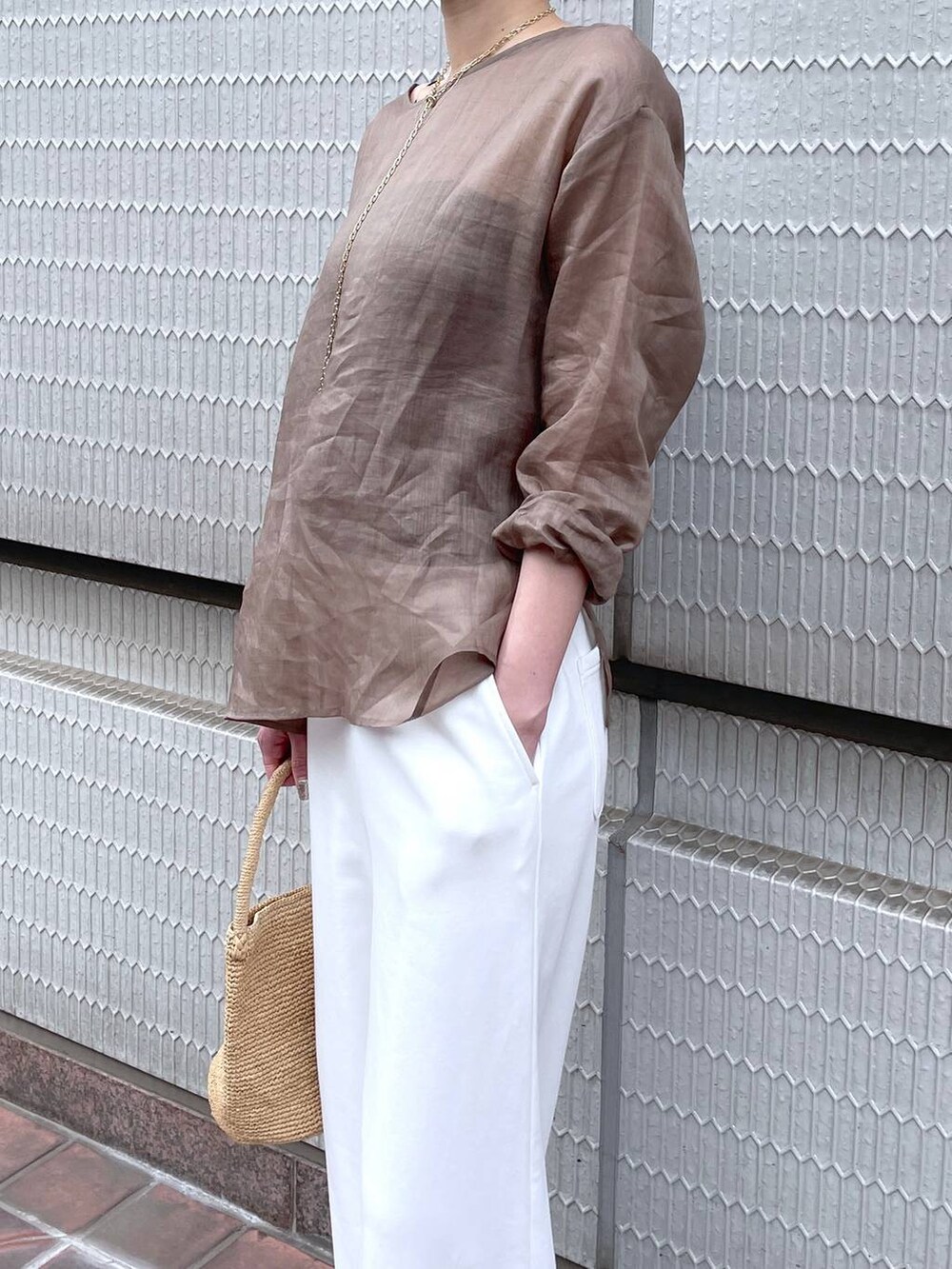 ベージュ系のスリッポン、ホワイト系のスウェットパンツを着用したレディースの春コーディネートの3枚目の写真