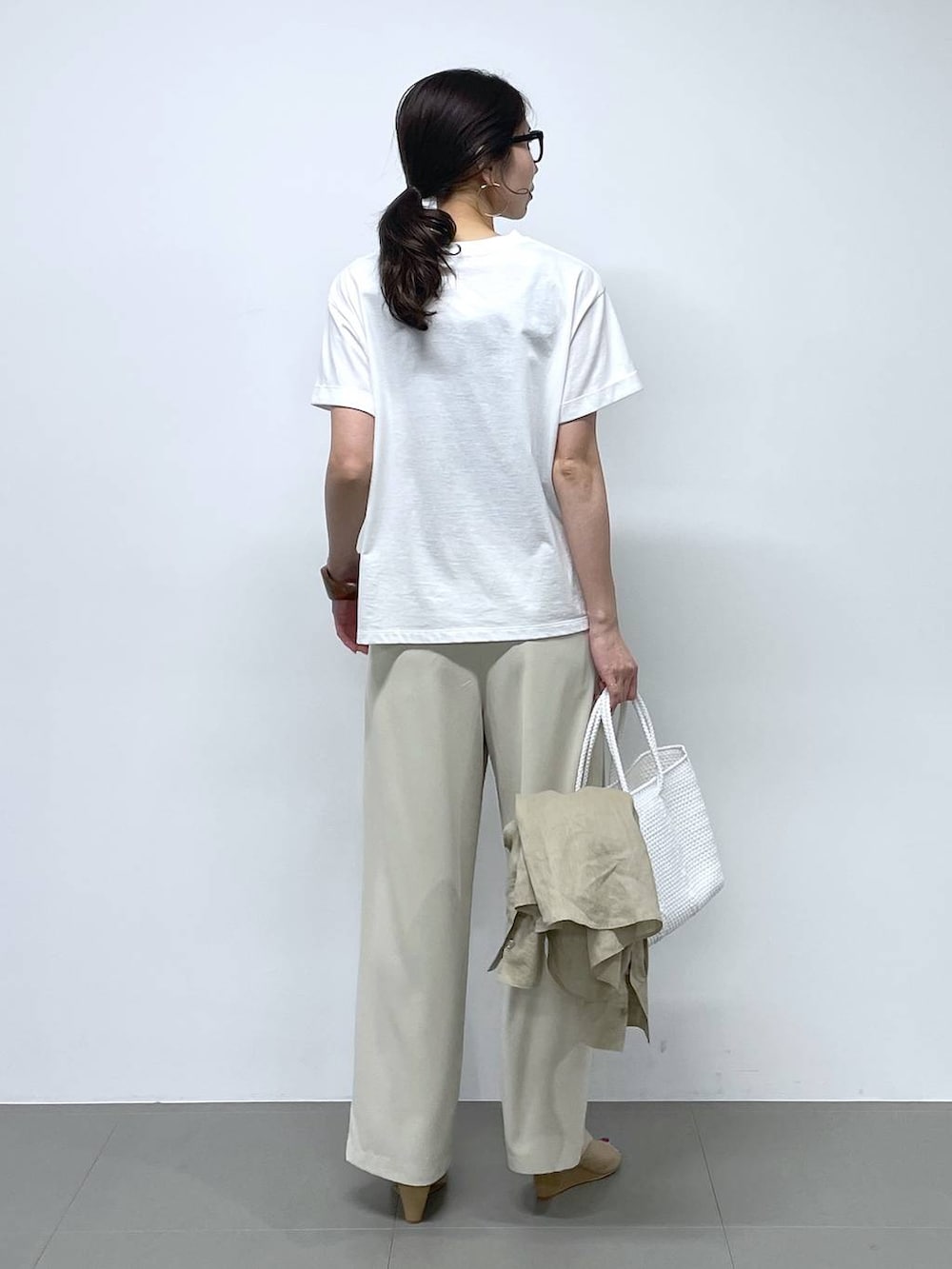 「ワイドパンツ、ワントーン、高見え、ラフ、高身長、きれいめ、カジュアル、ウォッシャブル、メガネ、BARNYARDSTORM、メガネ女子、Tシャツ」|「BARNYARDSTORMのBARNYARDSTORM / UVカットラウンドグラス(メガネ、ブラック系)」を使った、みかさん(レディース・174cm)の春コーディネートの3枚目の写真