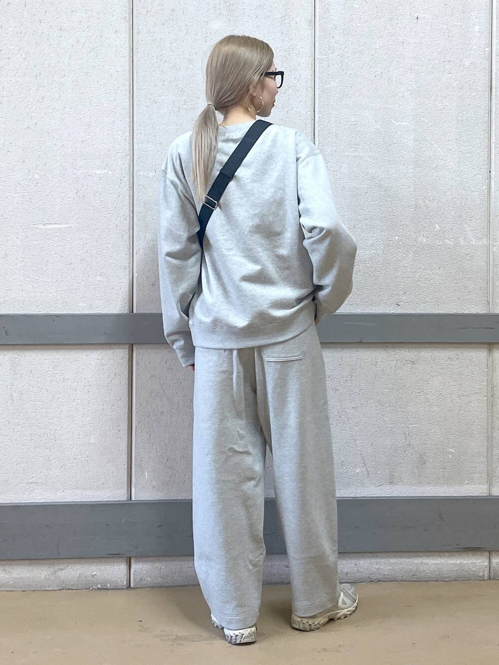 「メガネ女子、セットアップ、スウェット、スウェットパンツ、ワントーン、高見え、ラフ、骨格ウェーブ、高身長、きれいめ、カジュアル、ウォッシャブル、メガネ、BARNYARDSTORM」｜「BARNYARDSTORMのBARNYARDSTORM / UVカットラウンドグラス（メガネ、ブラック系）」を使った、みかさん（レディース・174cm）の冬コーディネートの3枚目の写真