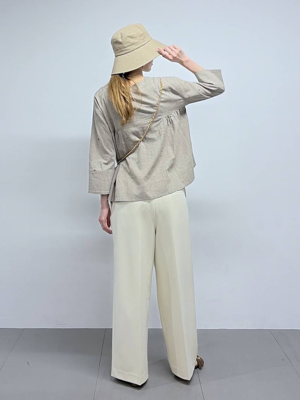 ベージュ系のシャツ/ブラウスを着用したレディースの冬コーディネートの2枚目の写真