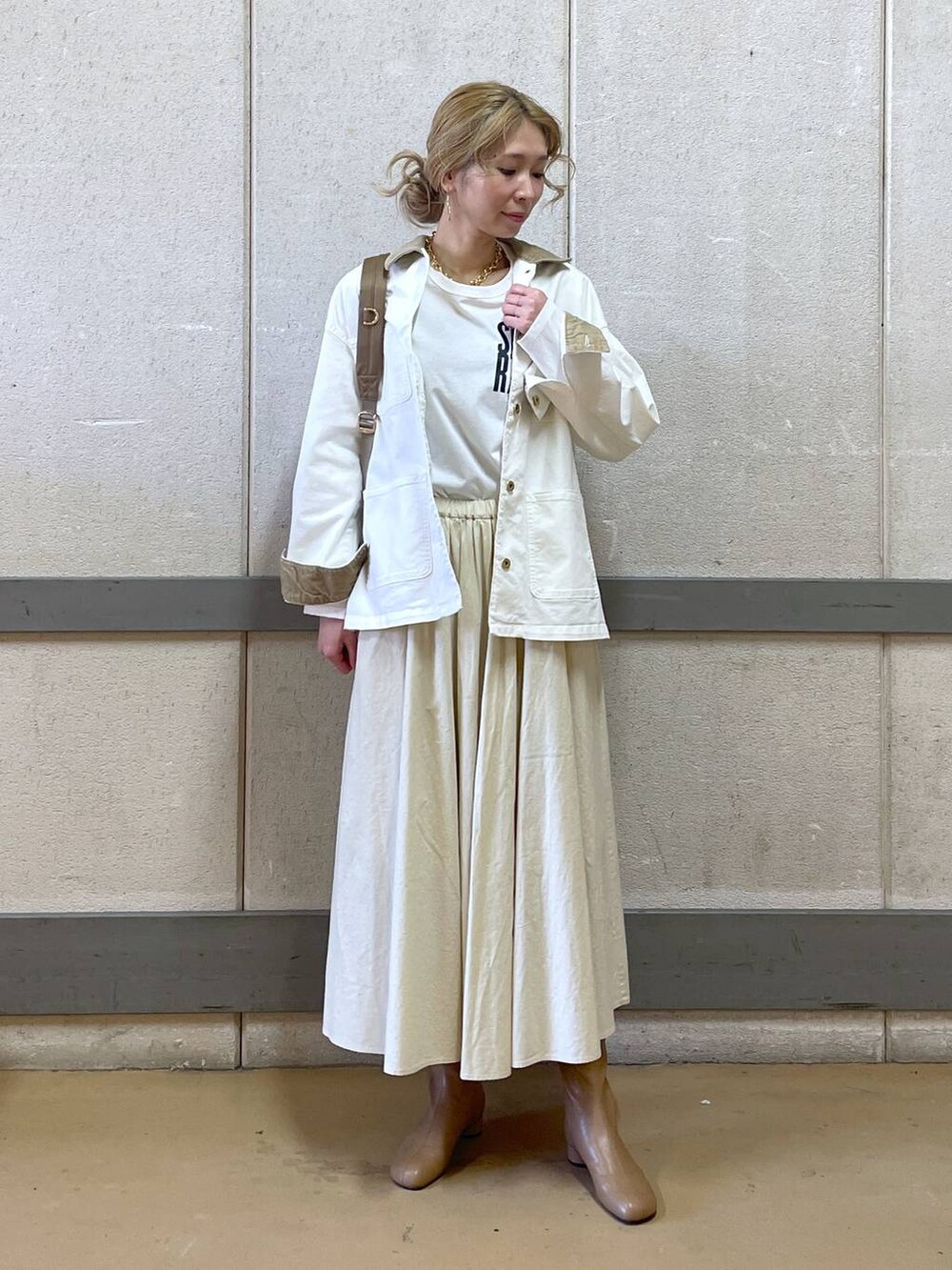 「メガネ女子、リュック・バッグ、ワントーン、高見え、ラフ、骨格ウェーブ、高身長、フェミニン、きれいめ、カジュアル、ウォッシャブル、BARNYARDSTORM、スカート、セールコーデ」|「BARNYARDSTORMのBARNYARDSTORM / BAILA11月掲載◆キレイめ11ポケリュック2【撥水】(バックパック/リュック、イエロー系)」を使った、みかさん(レディース・174cm)の冬コーディネートの4枚目の写真