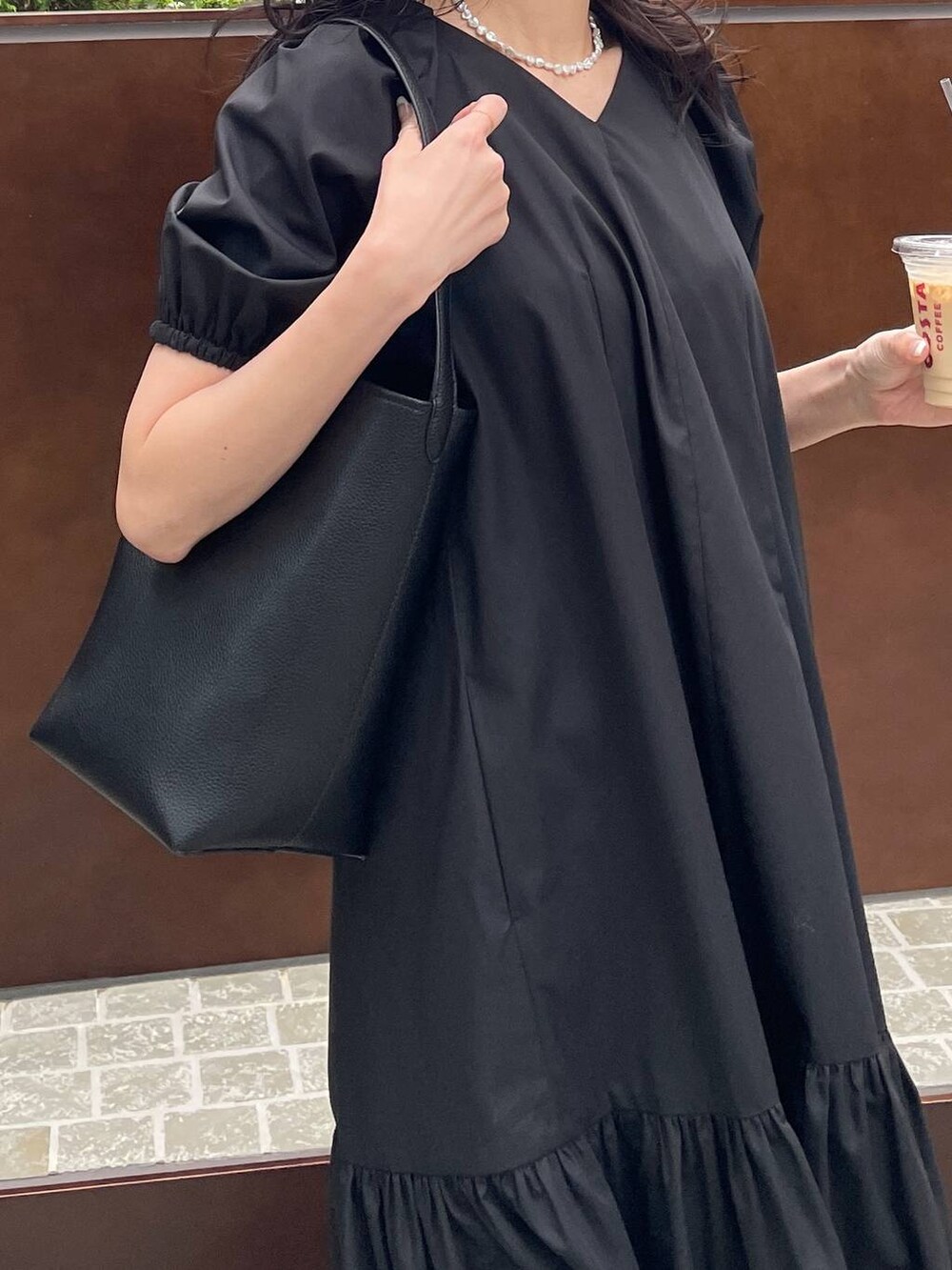 その他のサンダル、ブラック系のワンピース、ブラック系のタンクトップを着用したレディースの春コーディネートの6枚目の写真