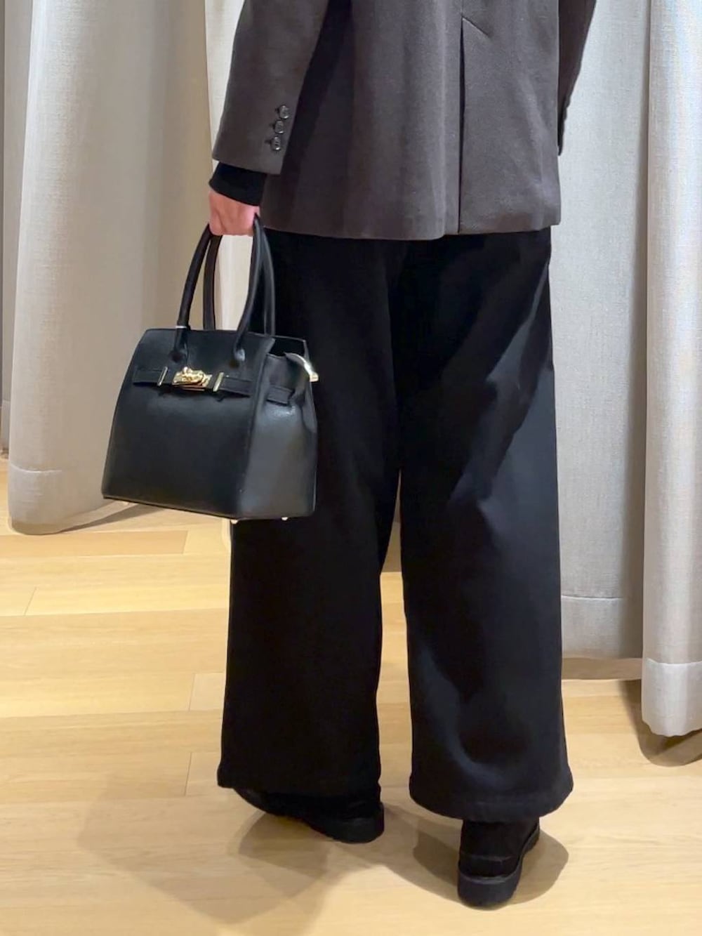 ブラック系のショルダーバッグ、ブラック系のデニムパンツ、ブラック系のTシャツ/カットソーを着用したレディースの秋コーディネートの4枚目の写真