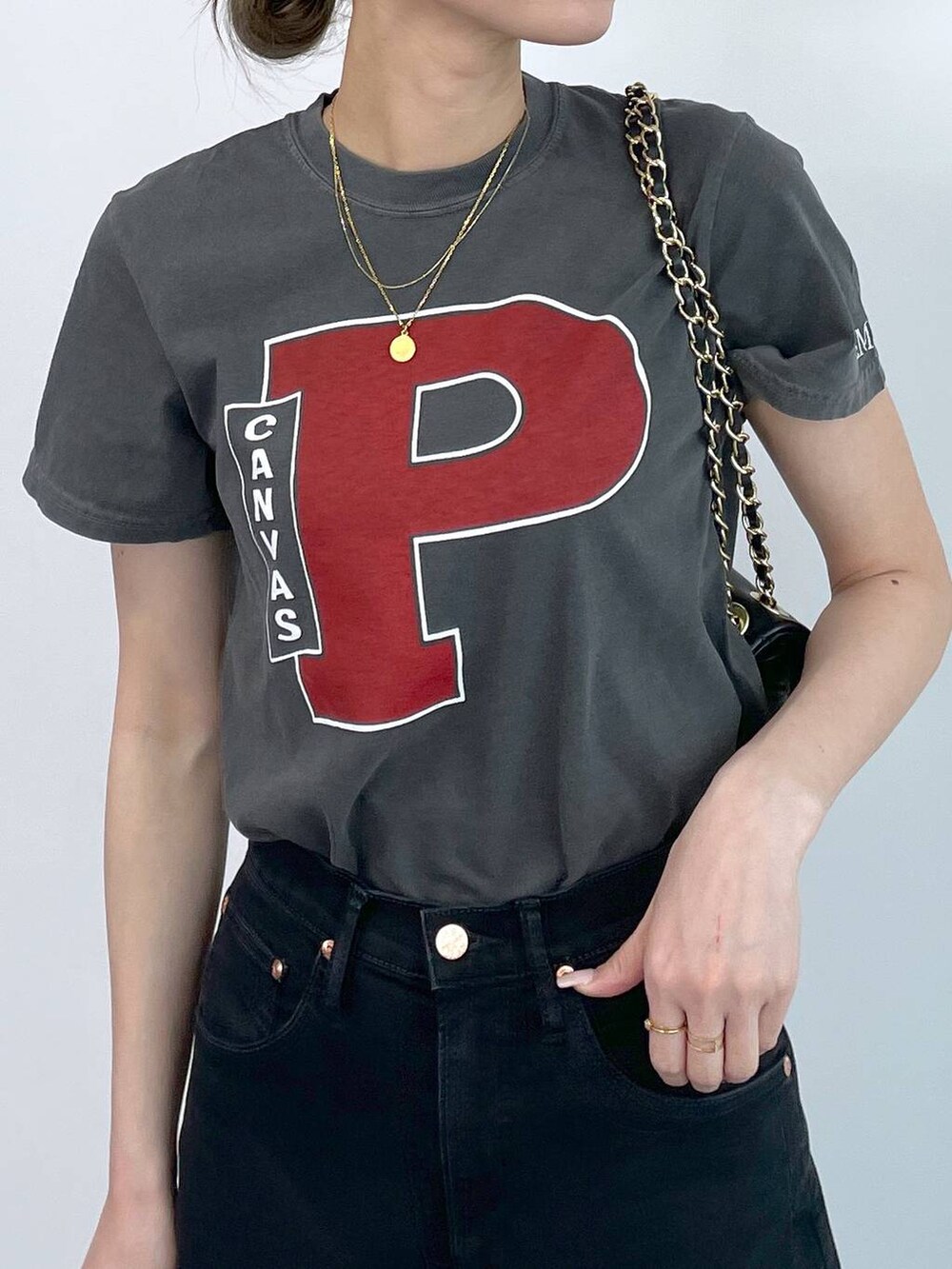 ブルー系のデニムパンツ、グレー系のTシャツ/カットソー、ゴールド系のネックレスを着用したレディースの春コーディネートの4枚目の写真