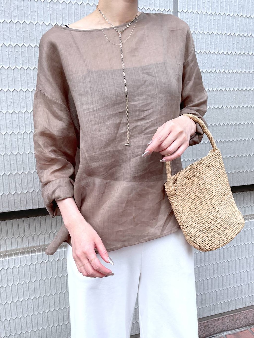 ベージュ系のスリッポン、ホワイト系のスウェットパンツを着用したレディースの春コーディネートの2枚目の写真