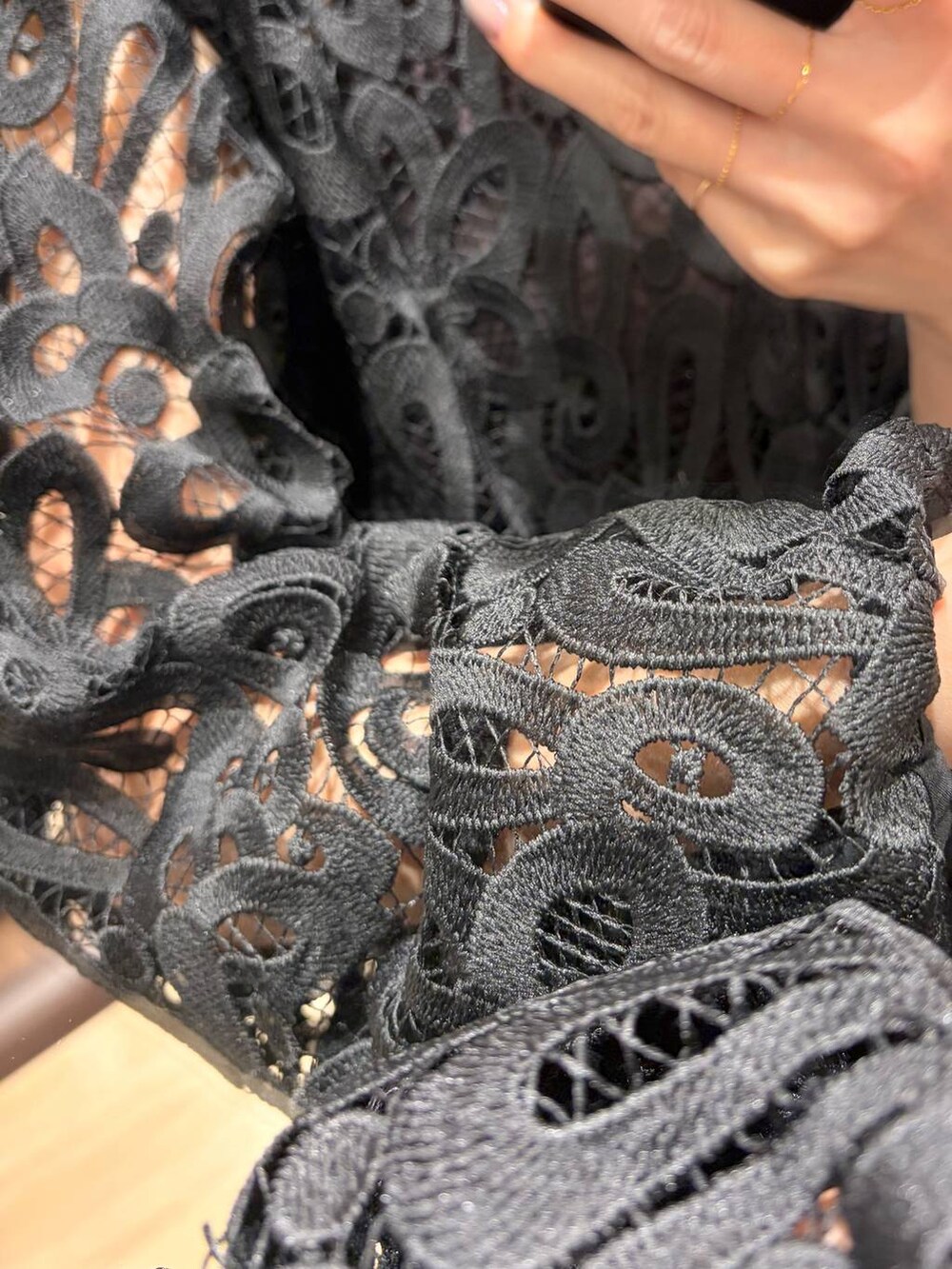 ブラック系のブルゾン、ブラック系のボストンバッグ、ブラック系のサンダルを着用したレディースの夏コーディネートの3枚目の写真