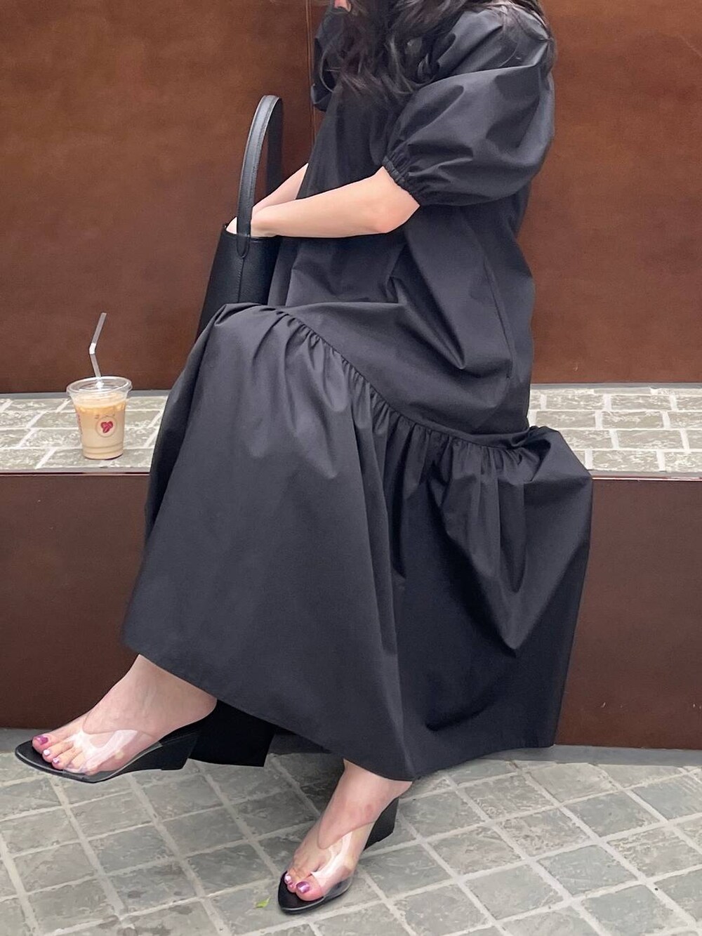 その他のサンダル、ブラック系のワンピース、ブラック系のタンクトップを着用したレディースの春コーディネートの9枚目の写真