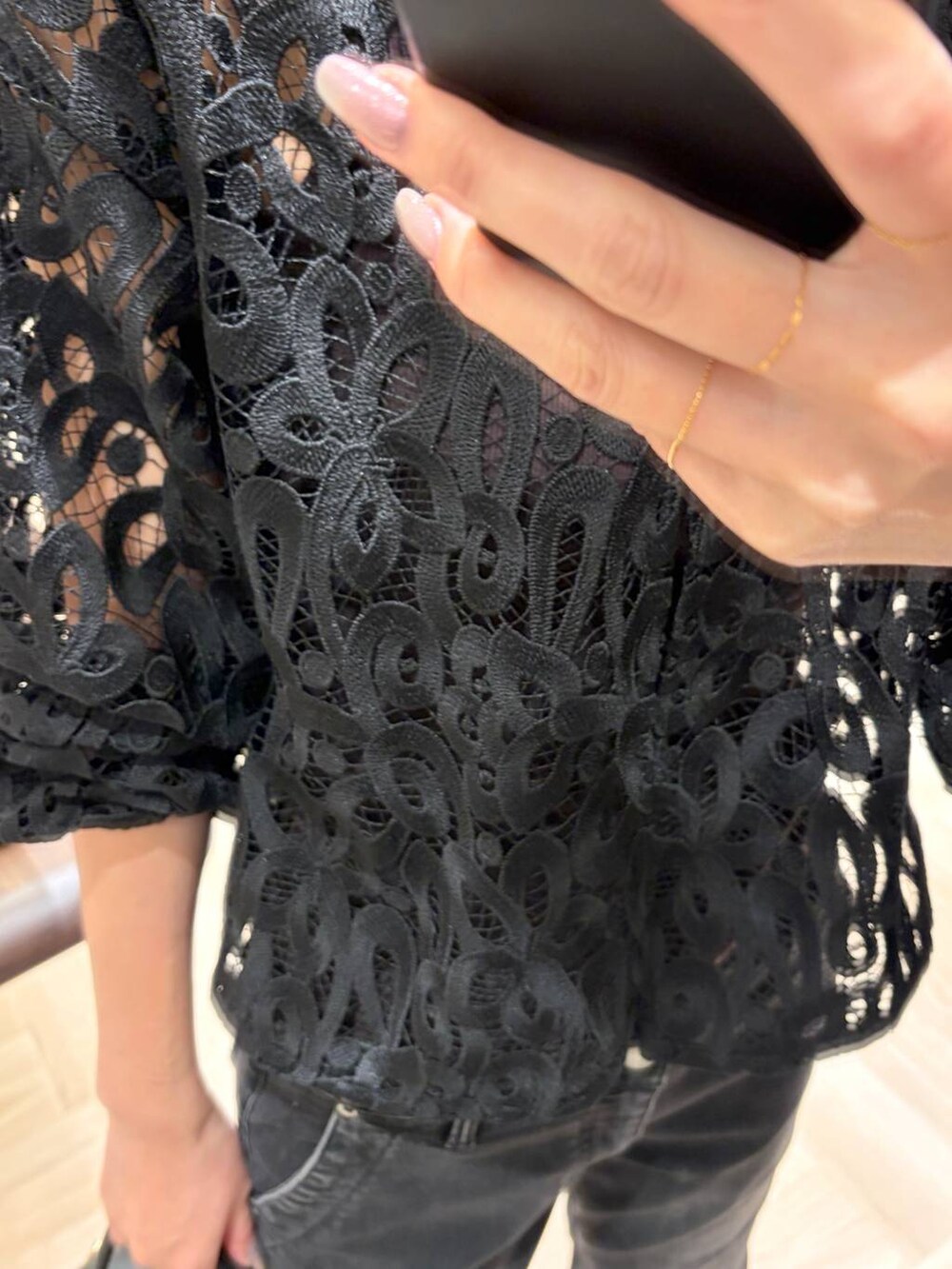 ブラック系のブルゾン、ブラック系のボストンバッグ、ブラック系のサンダルを着用したレディースの夏コーディネートの2枚目の写真