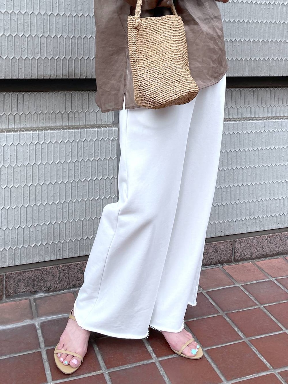 ベージュ系のスリッポン、ホワイト系のスウェットパンツを着用したレディースの春コーディネートの4枚目の写真