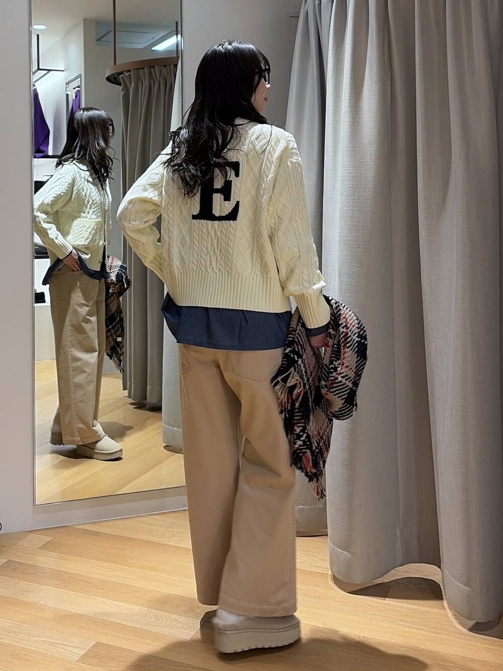 ベージュ系のスリッポン、ホワイト系のカーディガン/ボレロ、ブルー系のシャツ/ブラウスを着用したレディースの秋コーディネートの2枚目の写真