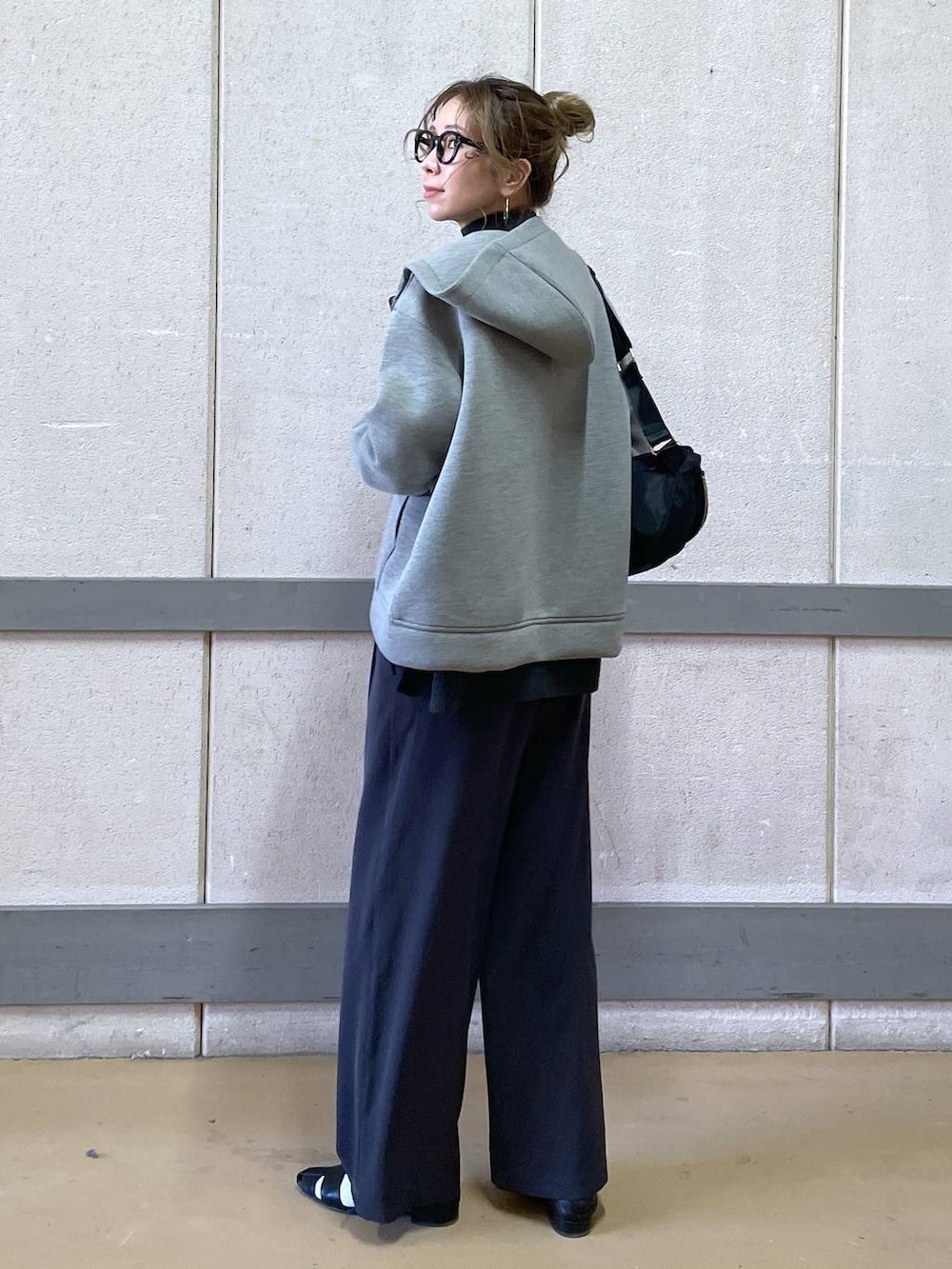 「ワントーン、高見え、ラフ、骨格ウェーブ、高身長、フェミニン、きれいめ、カジュアル、ウォッシャブル、メガネ、BARNYARDSTORM、メガネ女子、パーカー、セールコーデ」｜「BARNYARDSTORMのBARNYARDSTORM / UVカットラウンドグラス（メガネ、ブラック系）」を使った、みかさん（レディース・174cm）の冬コーディネートの2枚目の写真