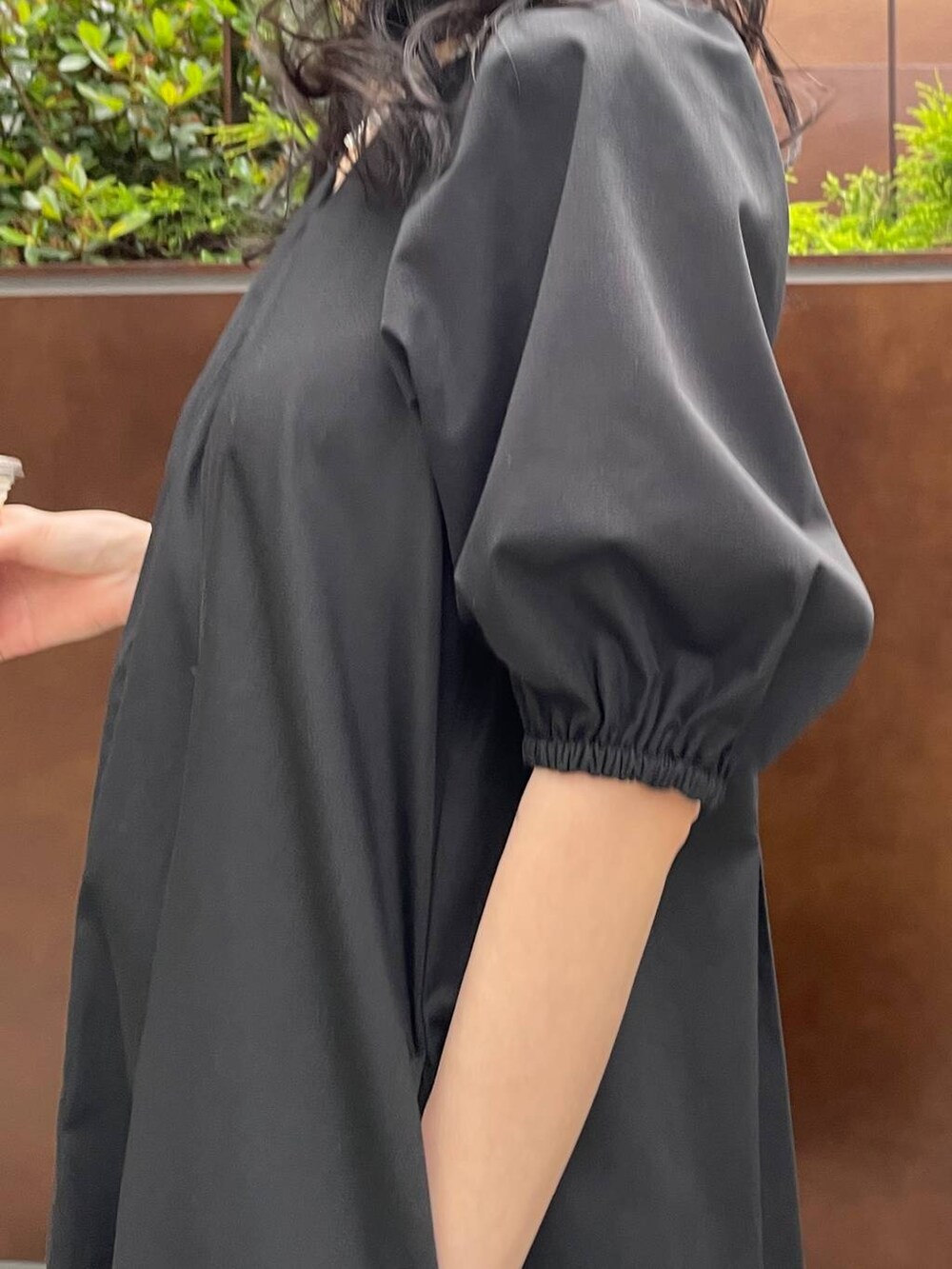 その他のサンダル、ブラック系のワンピース、ブラック系のタンクトップを着用したレディースの春コーディネートの8枚目の写真