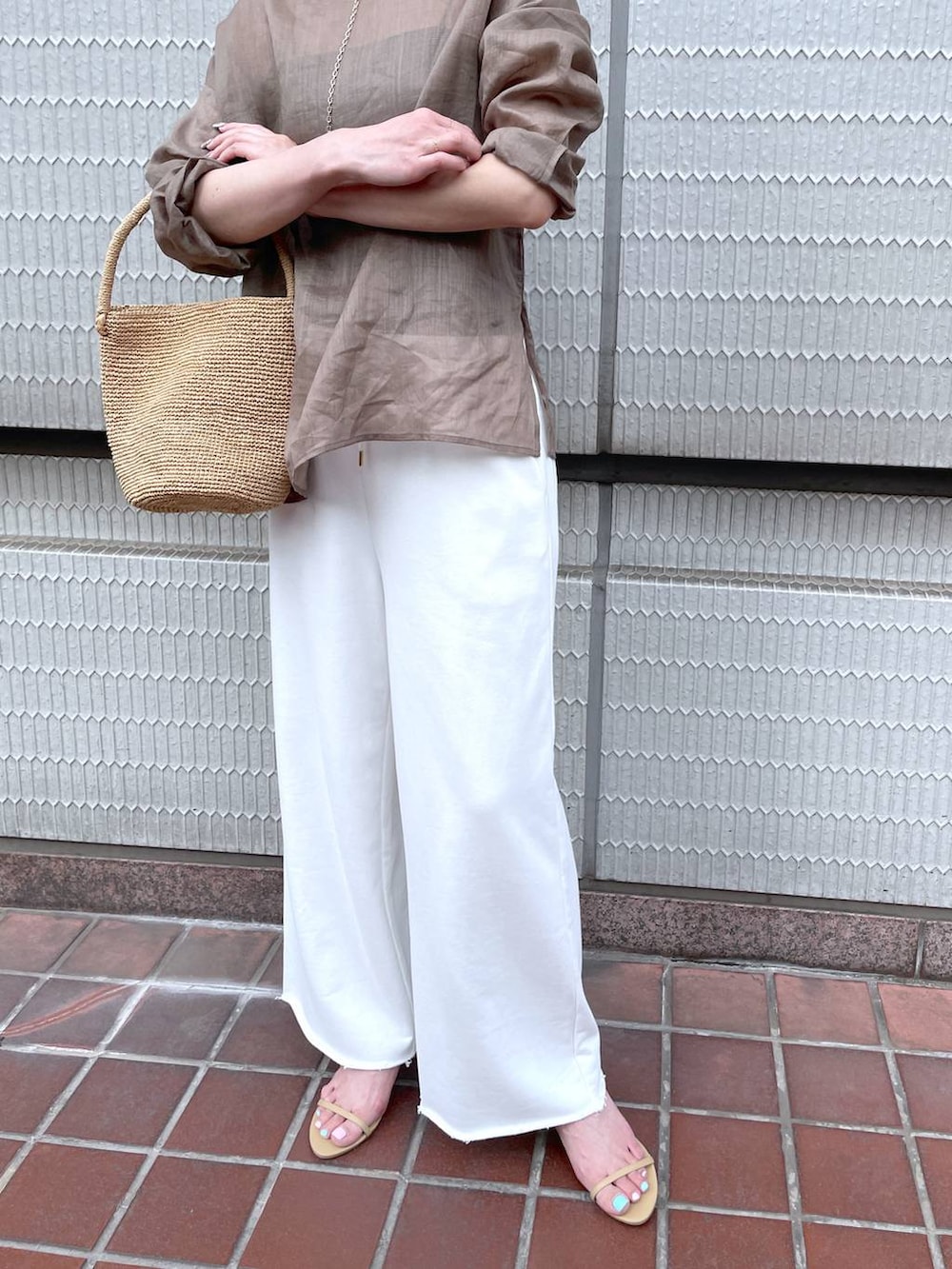 ベージュ系のスリッポン、ホワイト系のスウェットパンツを着用したレディースの春コーディネートの5枚目の写真