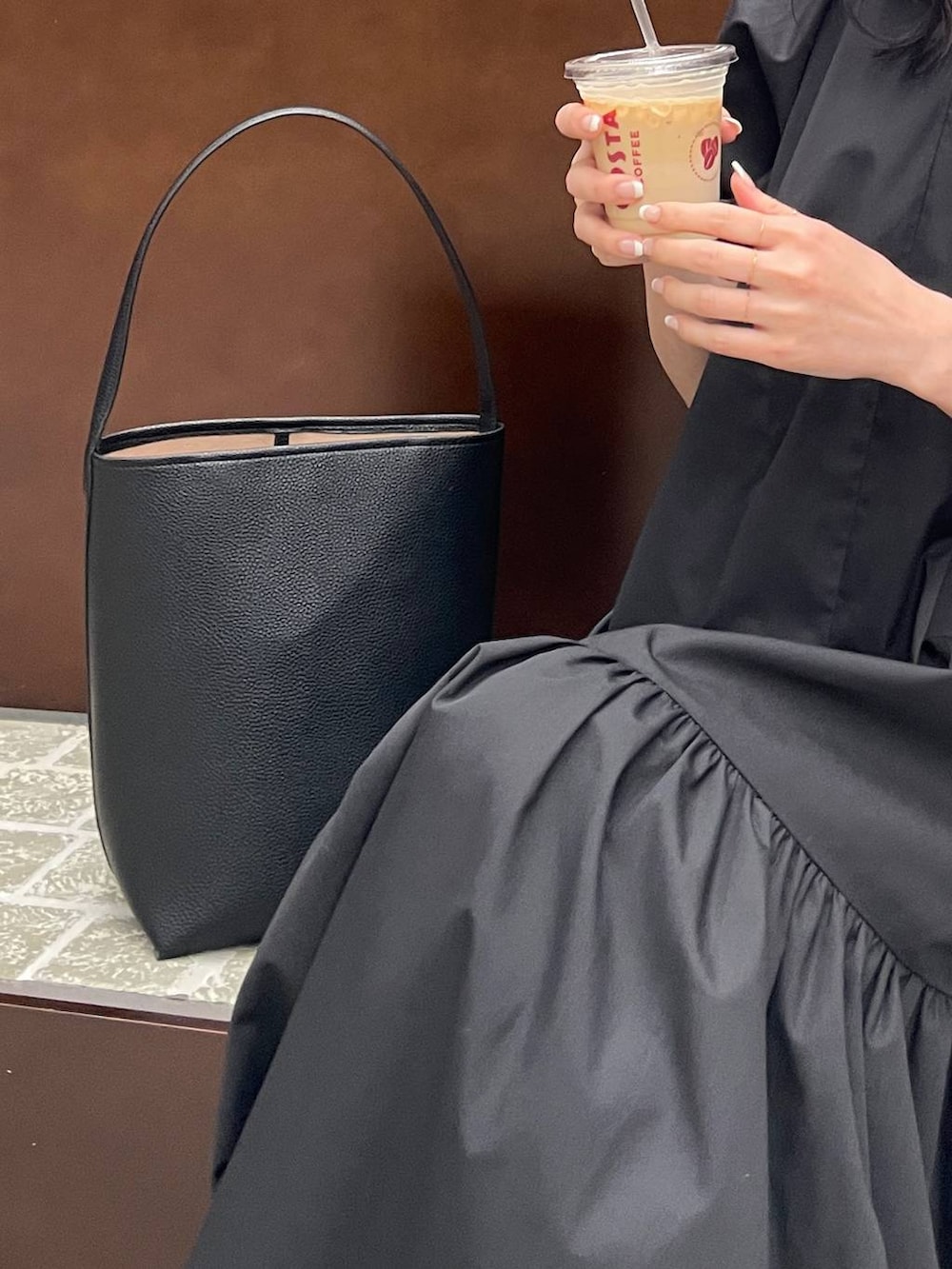 その他のサンダル、ブラック系のワンピース、ブラック系のタンクトップを着用したレディースの春コーディネートの5枚目の写真