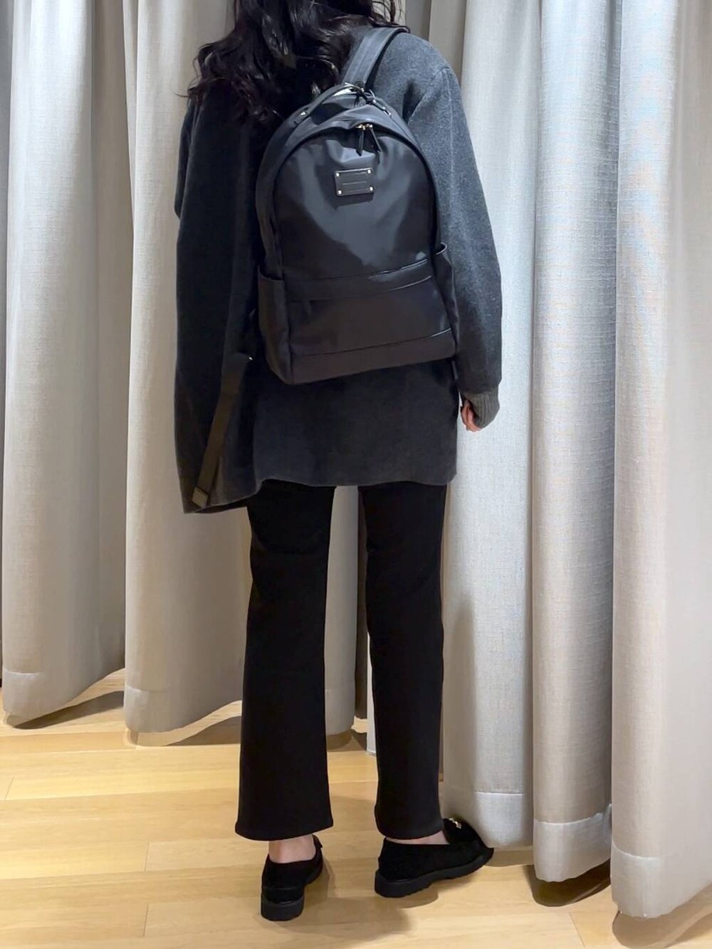 ホワイト系のニット/セーター、ブラック系のデニムパンツ、グレー系のピーコートを着用したレディースの秋コーディネートの3枚目の写真